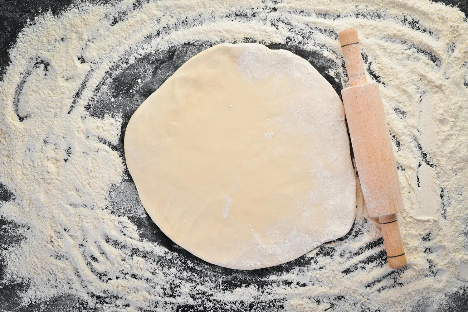 Recept za najhitrejšo domačo pico vseh časov: potrebujete le 15 minut, brez vzhajanja!