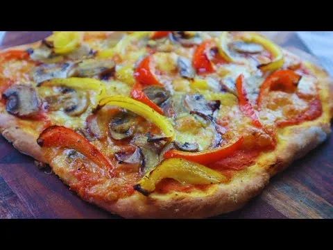 Recept za najhitrejšo domačo pico vseh časov: potrebujete le 15 minut, brez vzhajanja!