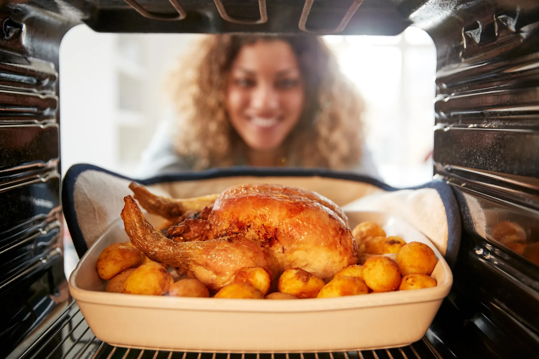 Recept za popolno pečenega piščanca: Toliko časa ga pecite, da bo sočen in hrustljav!