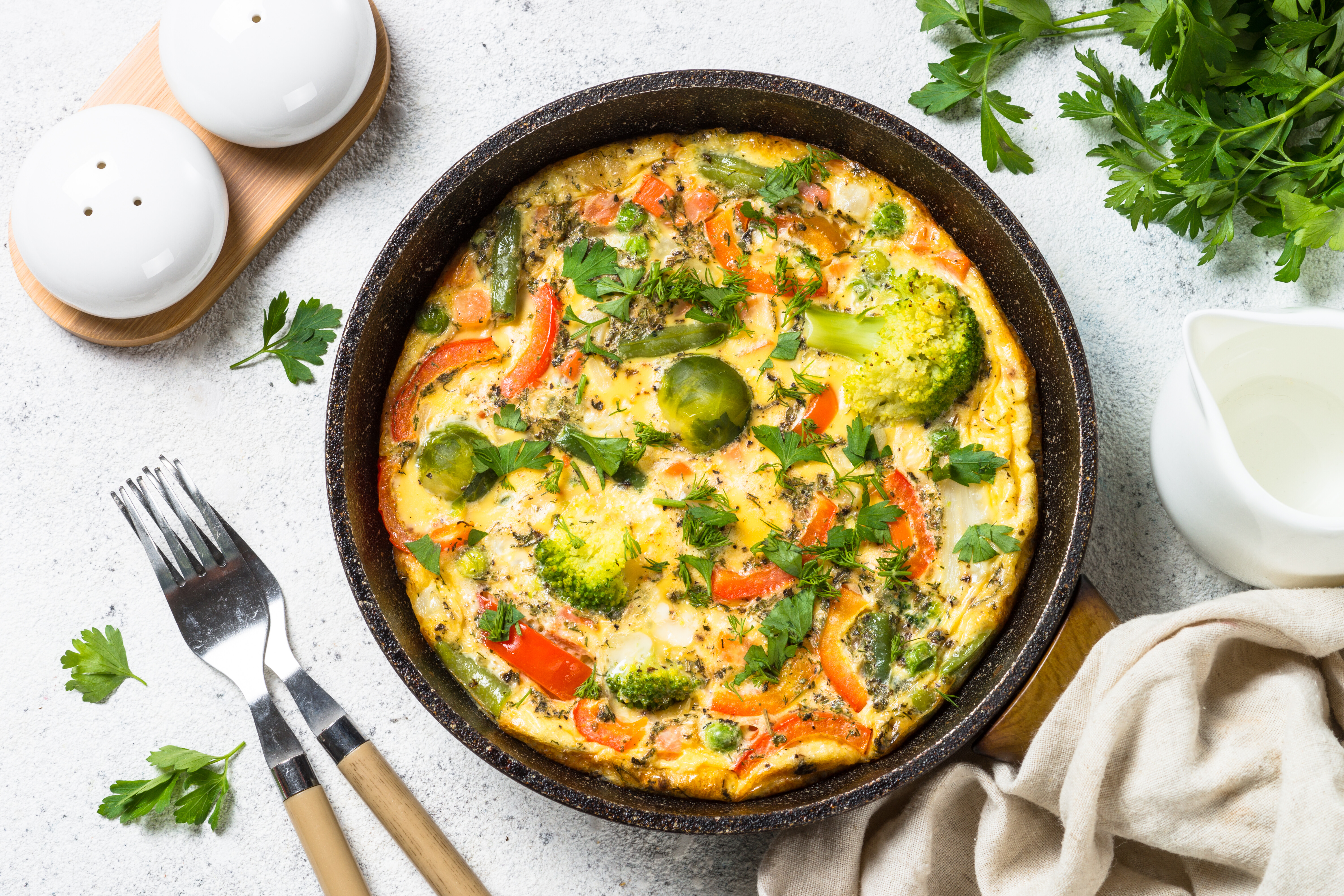 Recept: zelenjavna fritata s krompirjem, papriko in brokolijem