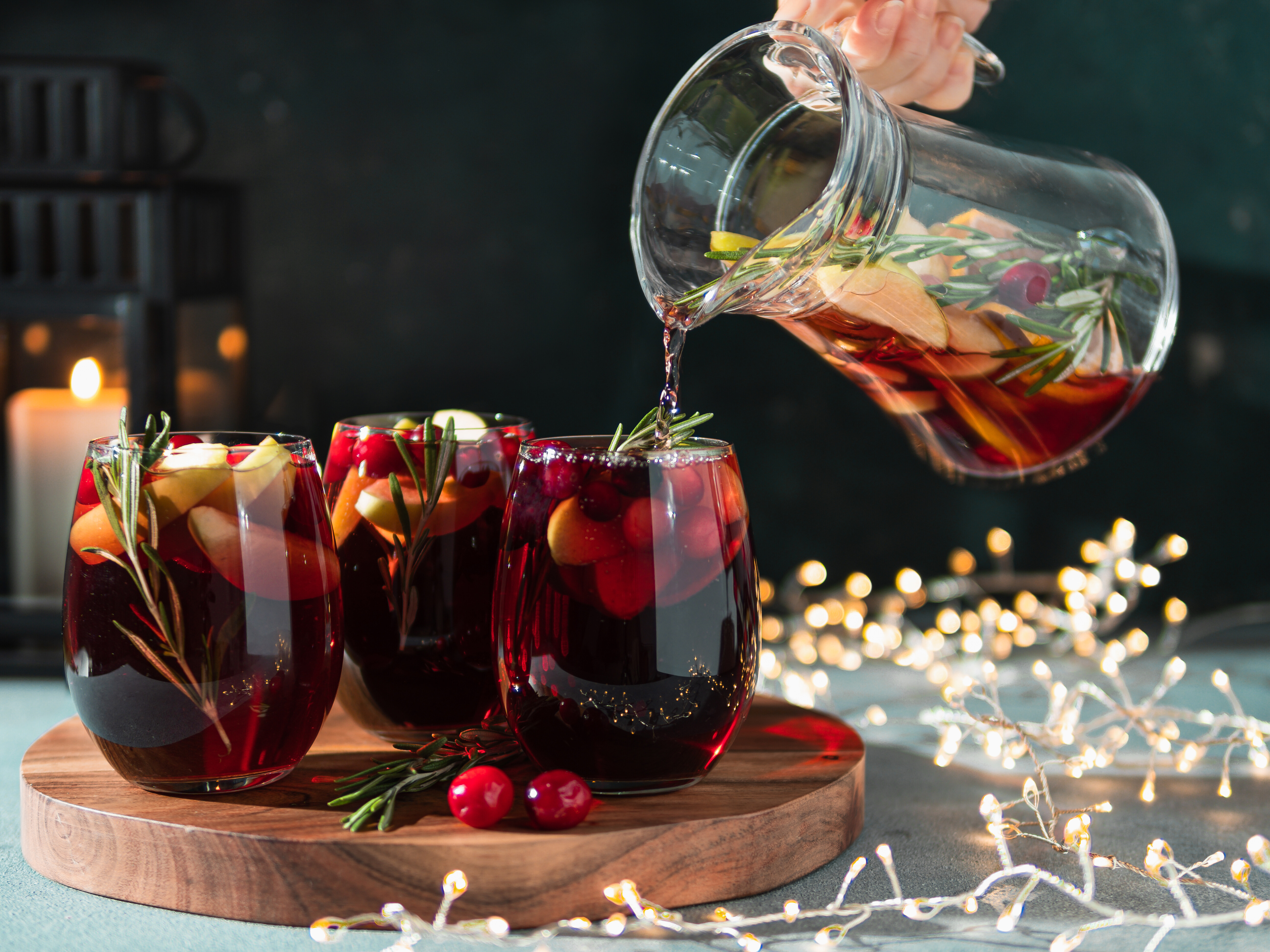 Recept: zimska sangrija, ki bo popestrila vašo božično zabavo