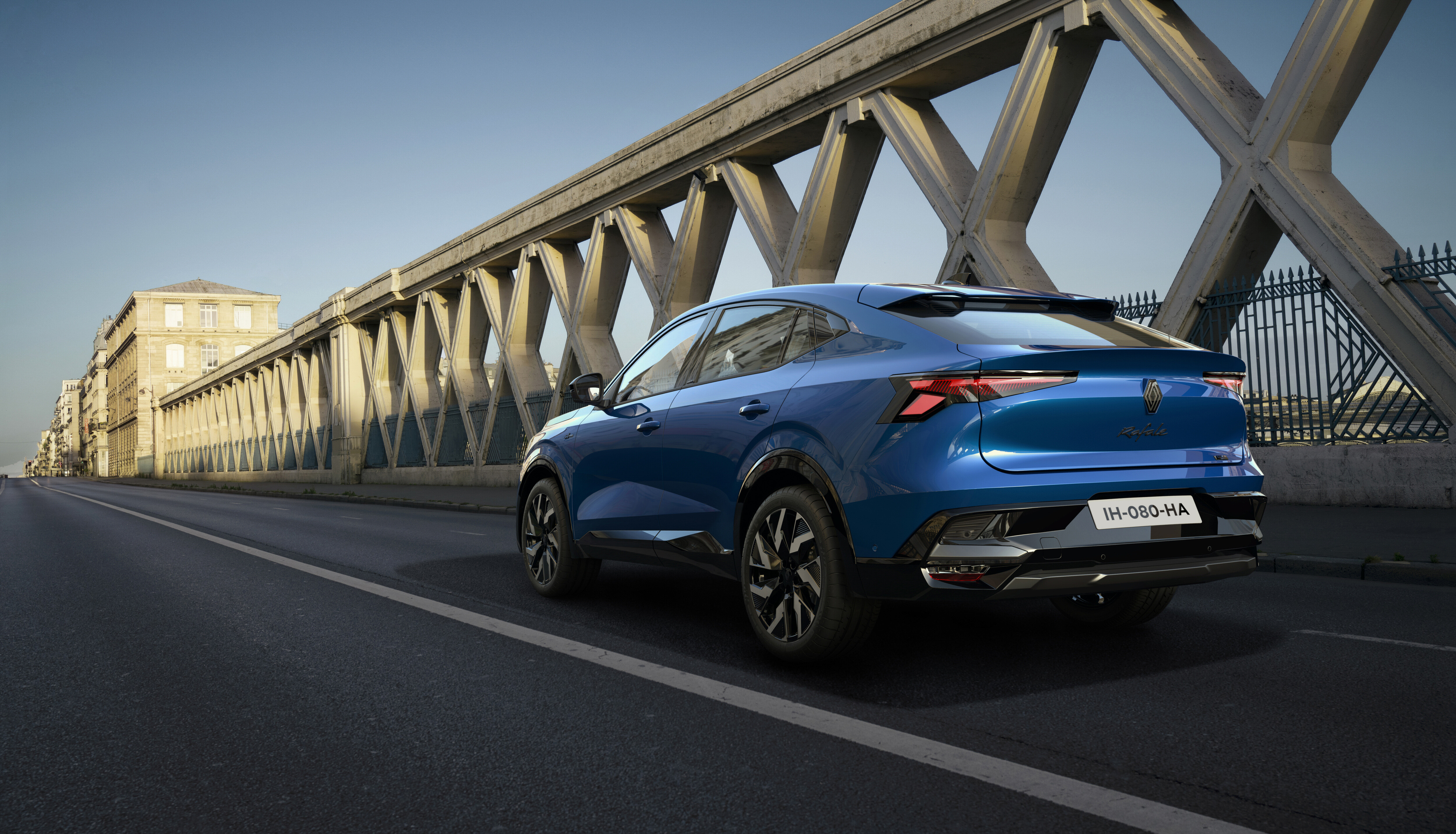 Renault razkriva – Renault Rafale: hibridni coupe-SUV s 300 konji in eleganco letalske industrije