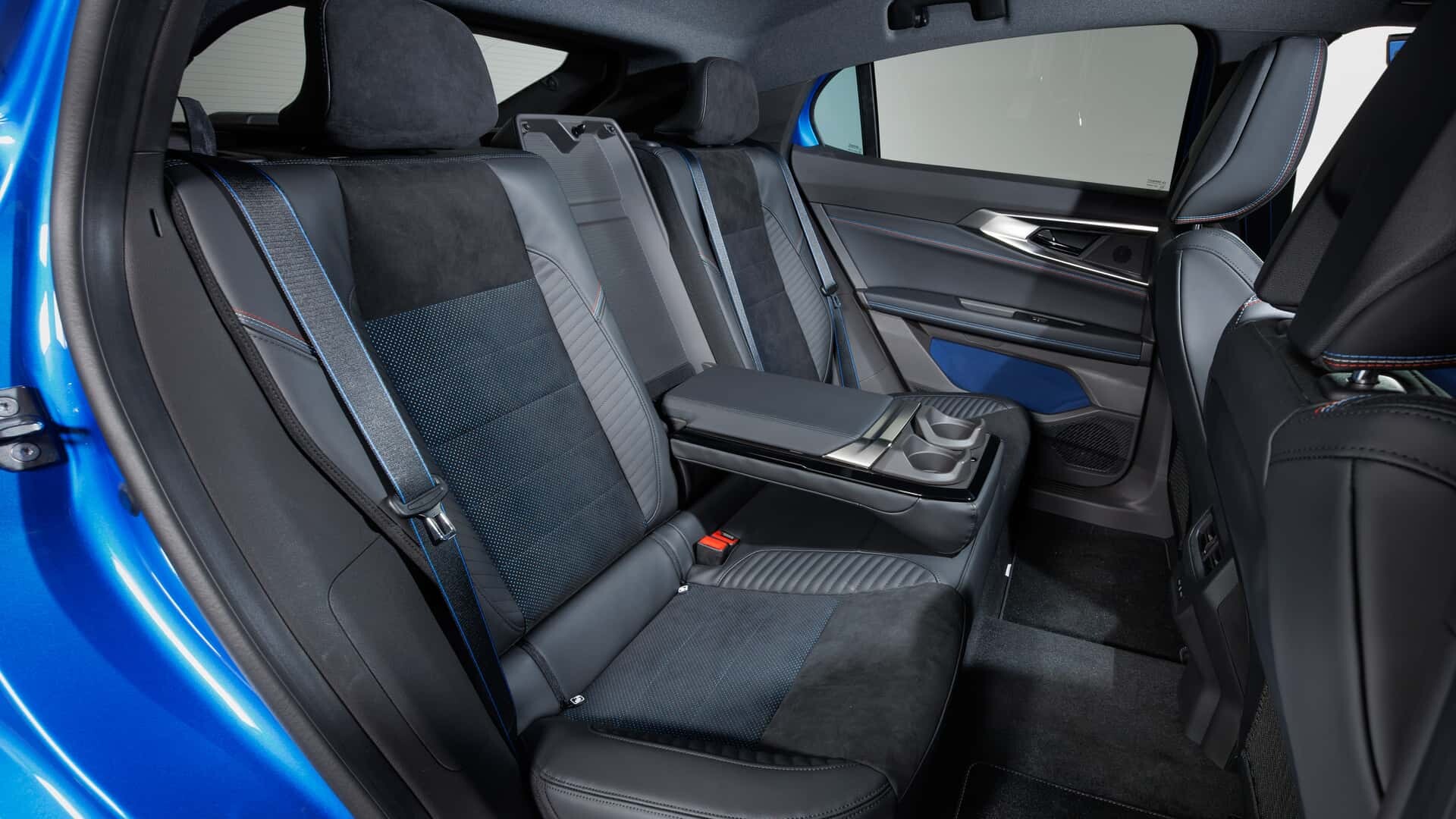 Renault razkriva – Renault Rafale: hibridni coupe-SUV s 300 konji in eleganco letalske industrije