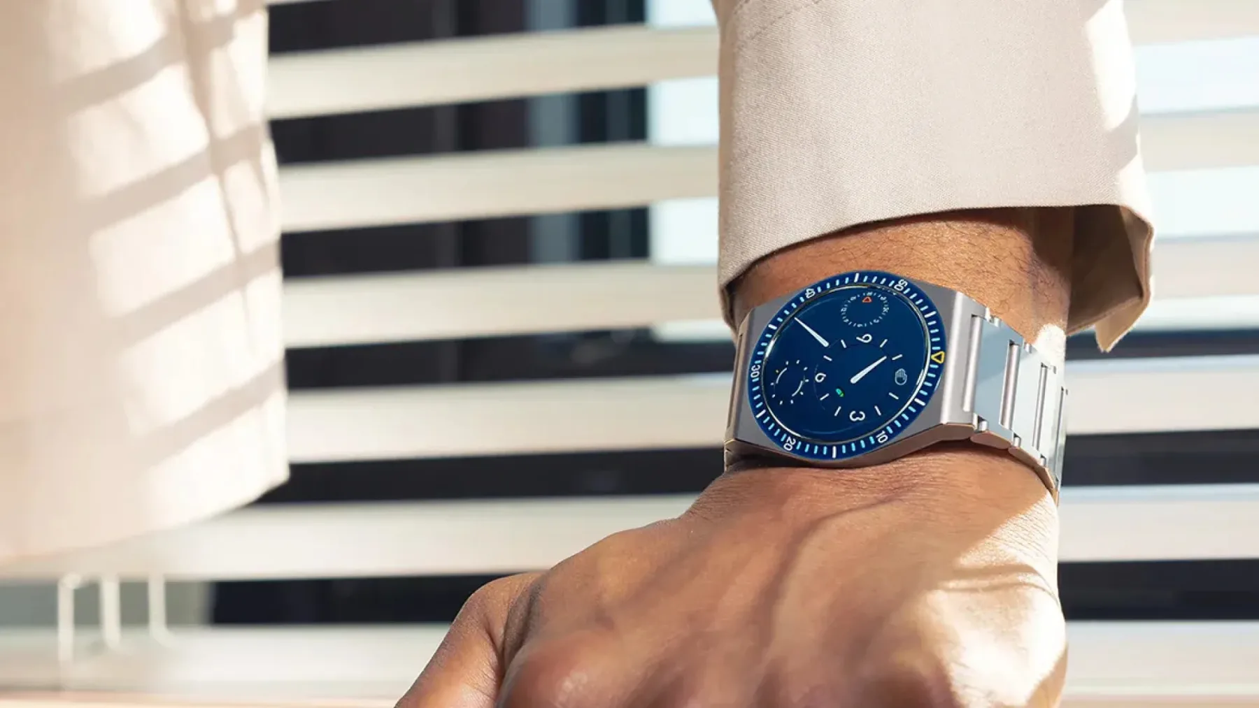 Ressence Type 7 je prva ura znamke z GMT funkcijo – in končno ima tudi športno dušo