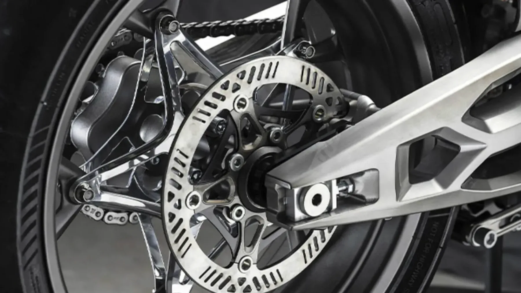 Richard Mille RMB01 x Brough Superior: ko urarski nori genij sreča bencinsko poezijo na 997 kubikov