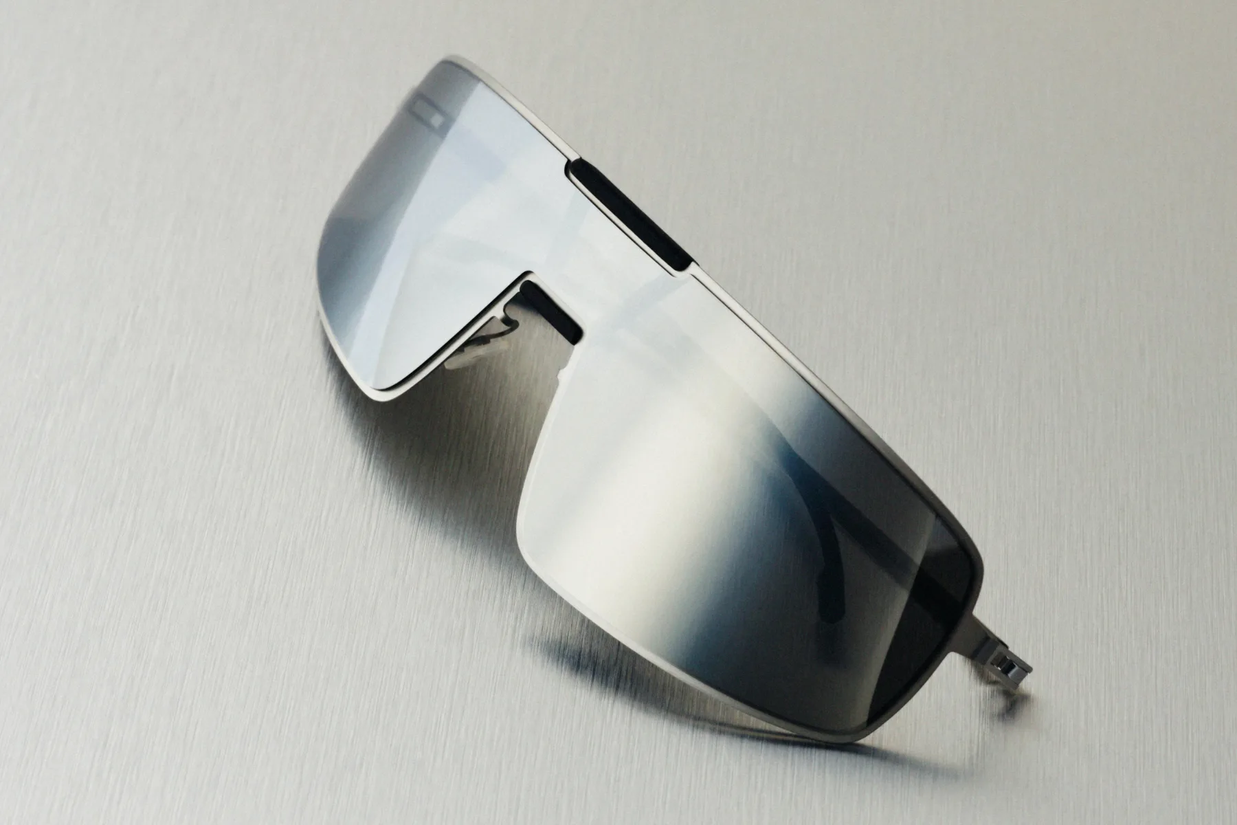 Rimowa in Mykita: Ko se inženirski prestiž preseli na vaš obraz