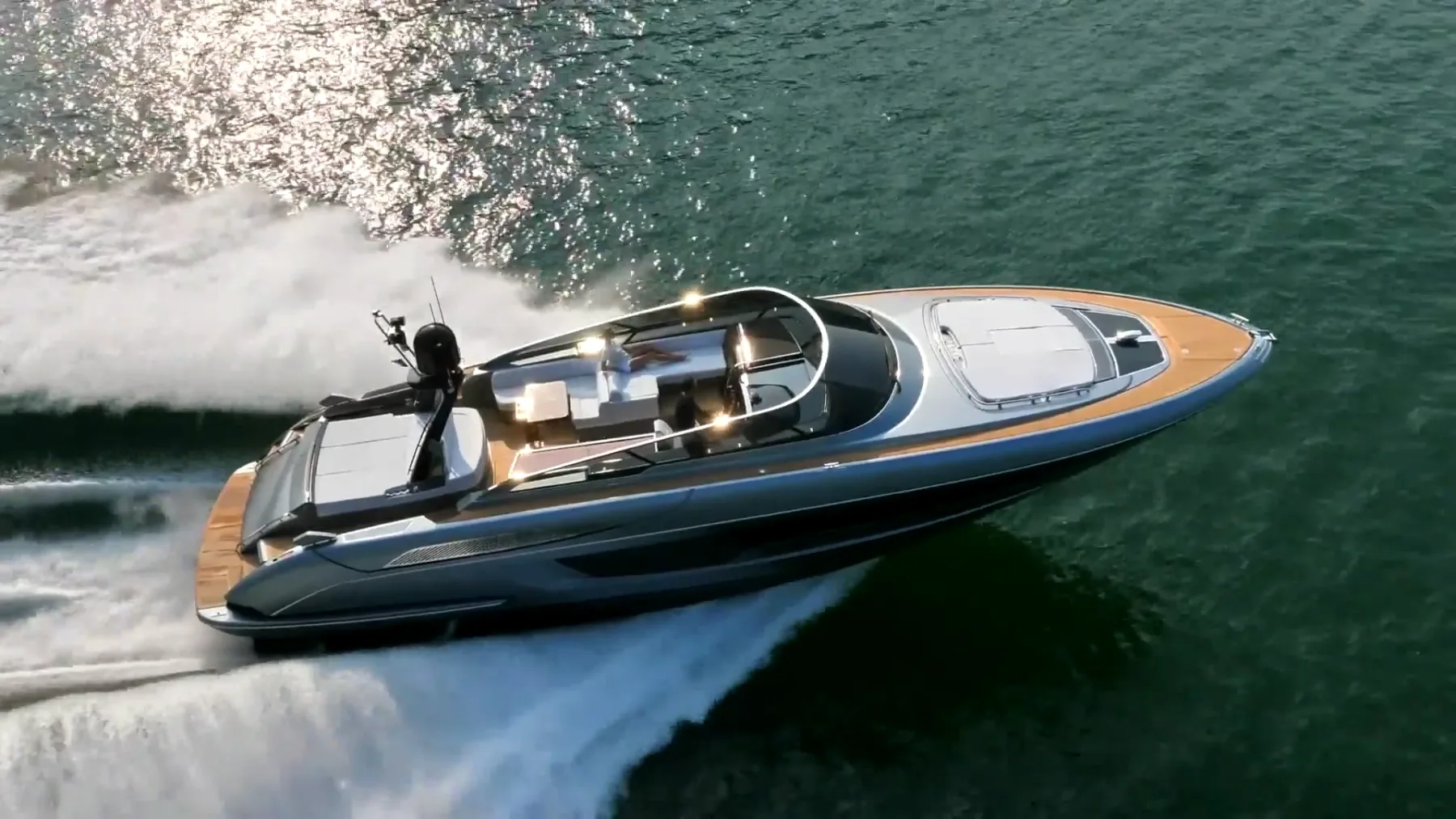 Riva 56′ Rivale: Italijanska eleganca in strast na valovih