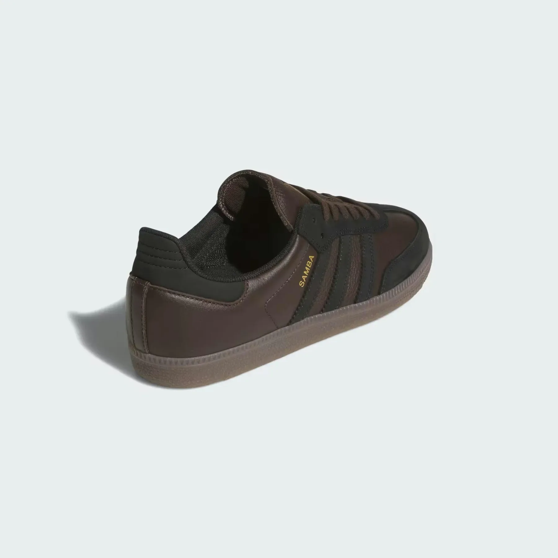 Rjava je nova črna: Legendarna adidas Samba ADV osvaja ulice v bogati čokoladni preobleki
