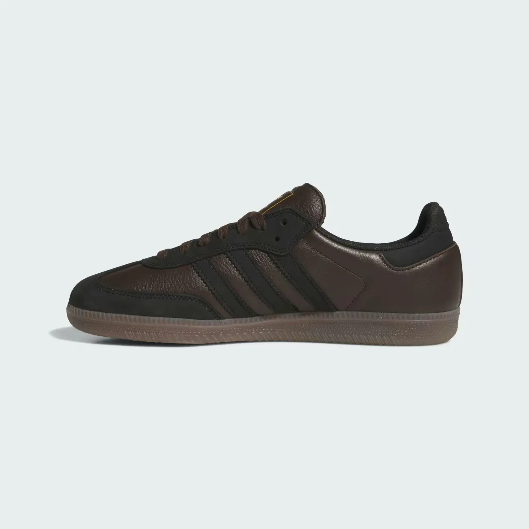 Rjava je nova črna: Legendarna adidas Samba ADV osvaja ulice v bogati čokoladni preobleki