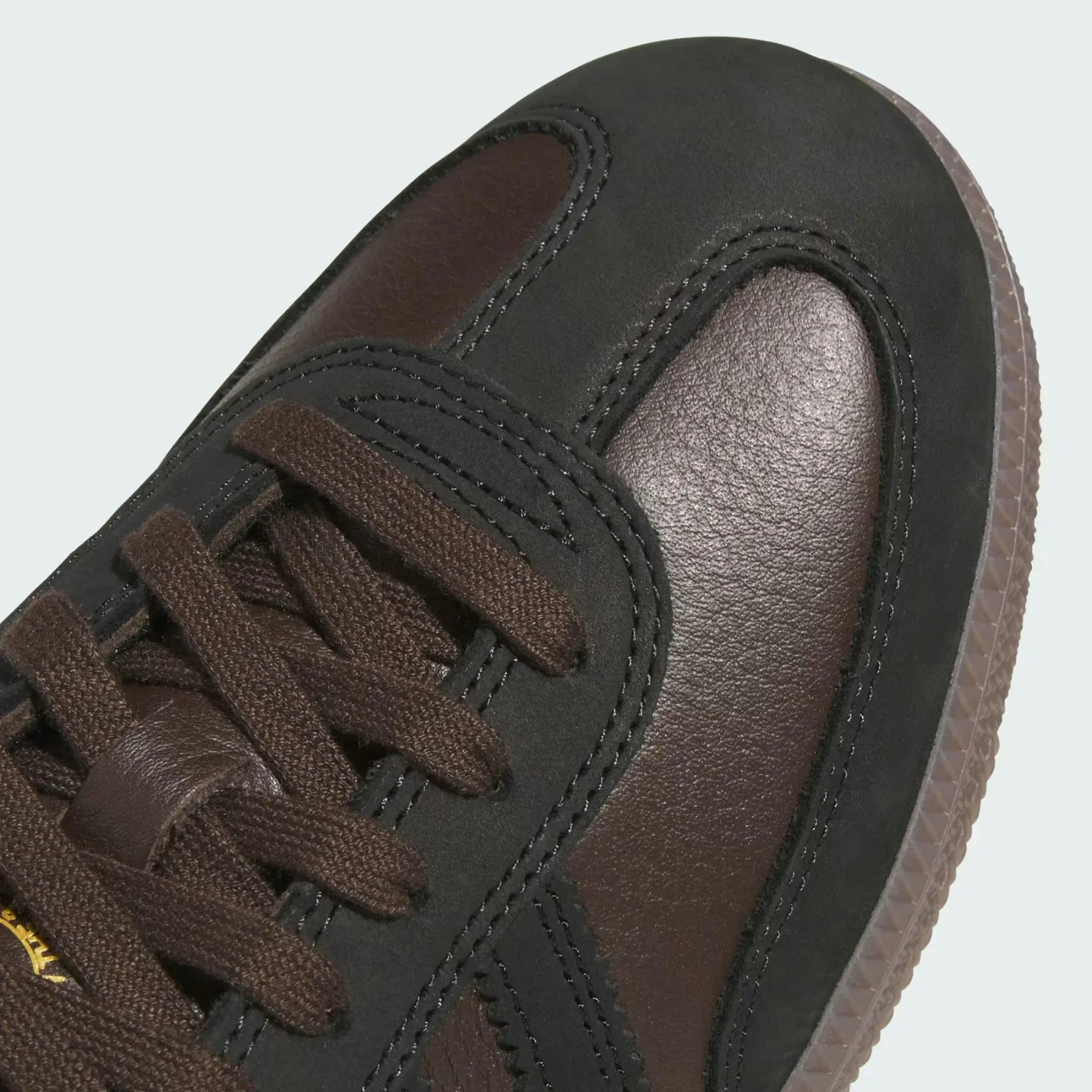 Rjava je nova črna: Legendarna adidas Samba ADV osvaja ulice v bogati čokoladni preobleki