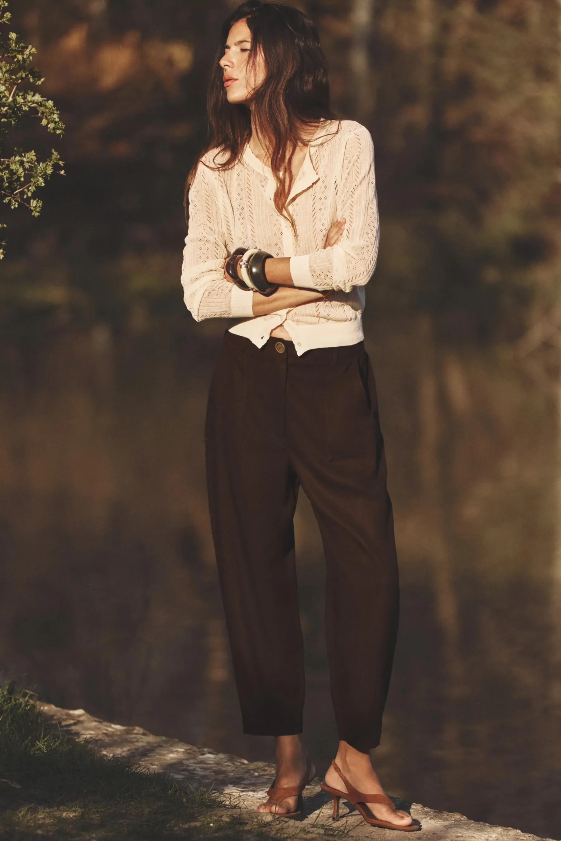 Rjava je nova črna: te hlače so letos modni hit, ki z vsakim outfitom zadiši po pariškem šiku