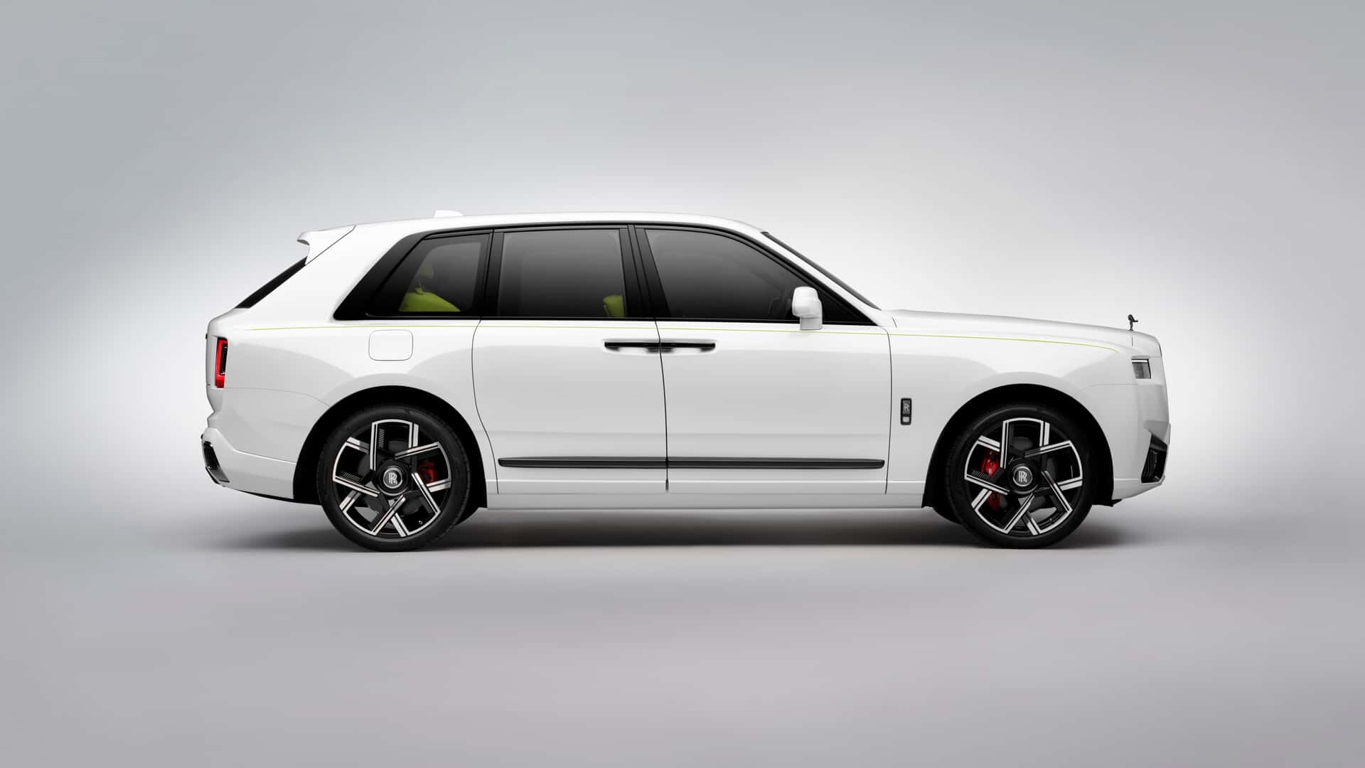 Rolls-Royce Cullinan 2025: Kralj med SUV-ji na ostrini rezila – koplastična operacija ne uspe
