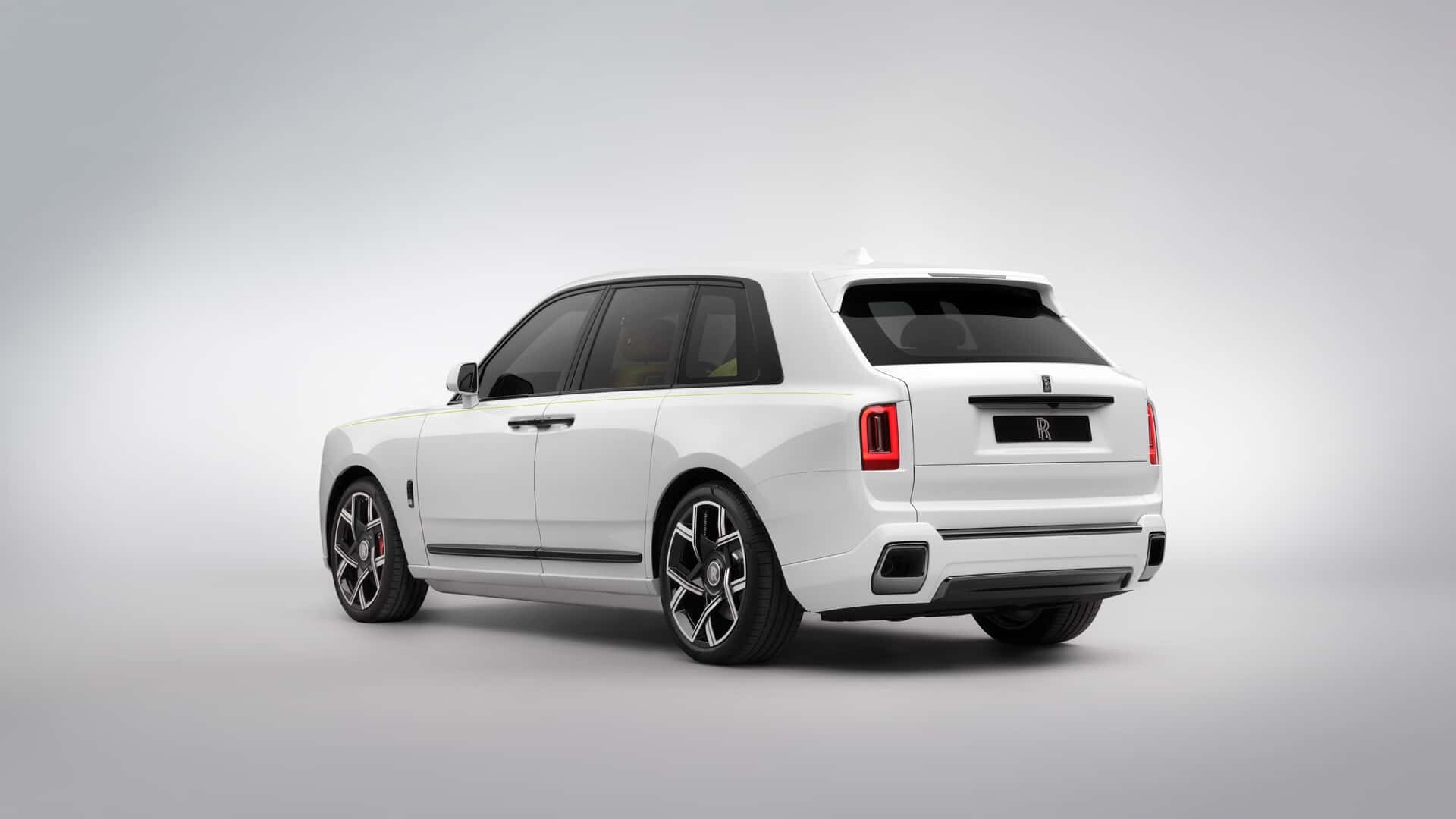 Rolls-Royce Cullinan 2025: Kralj med SUV-ji na ostrini rezila – koplastična operacija ne uspe