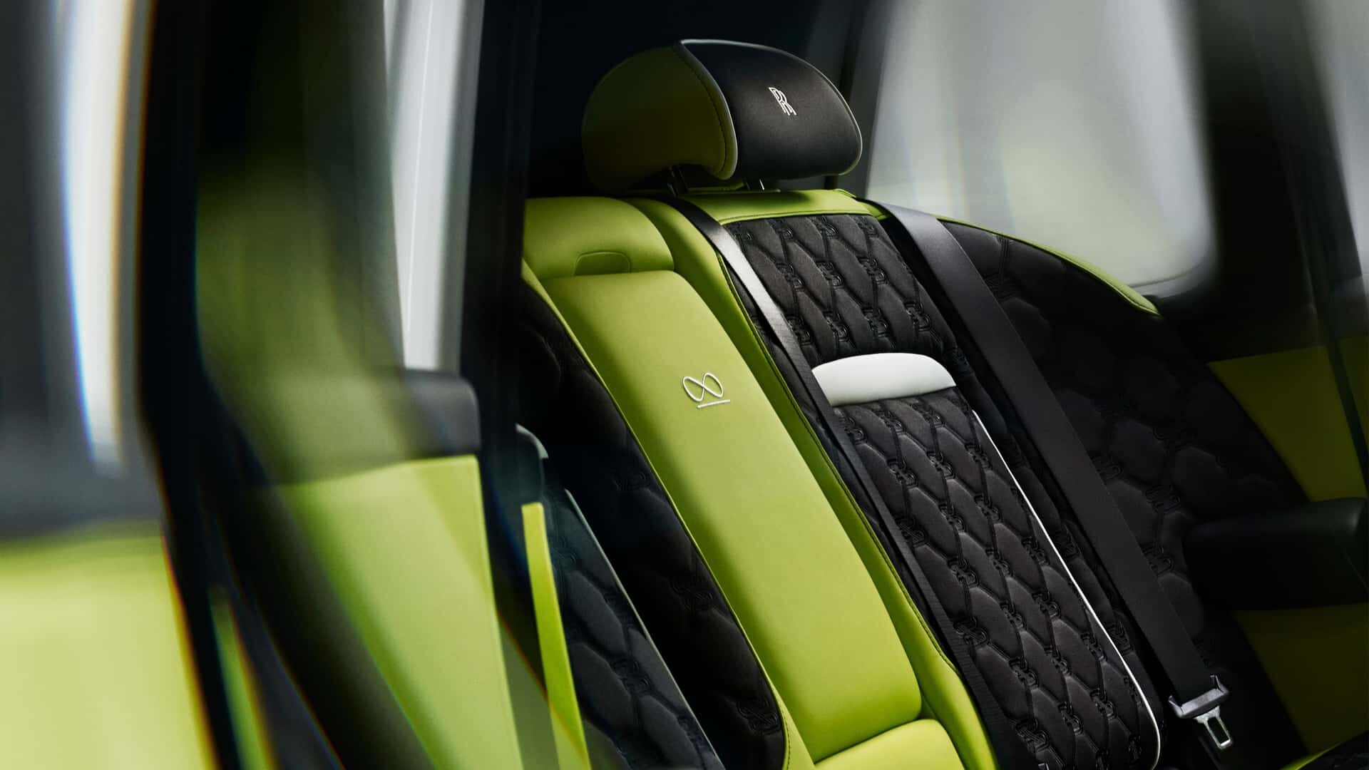 Rolls-Royce Cullinan 2025: Kralj med SUV-ji na ostrini rezila – koplastična operacija ne uspe