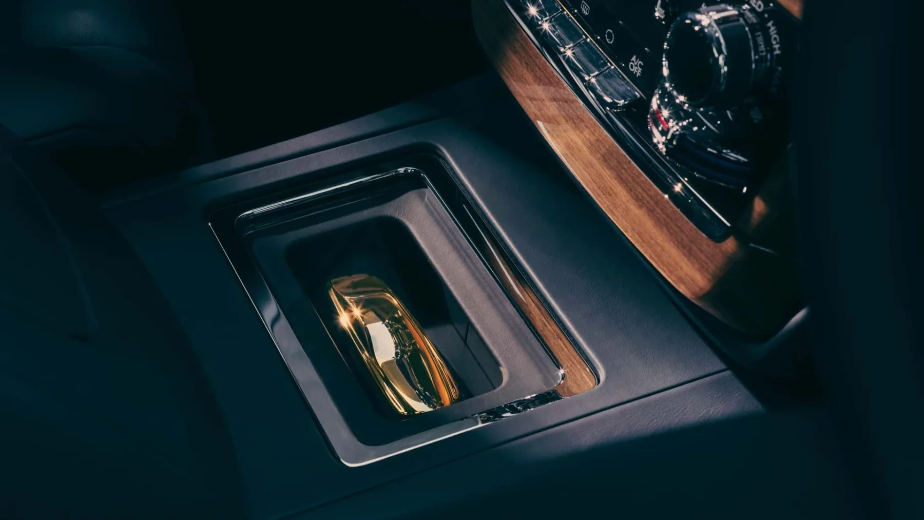 Rolls-Royce Phantom Goldfinger – Poklon zati eri Jamesa Bonda