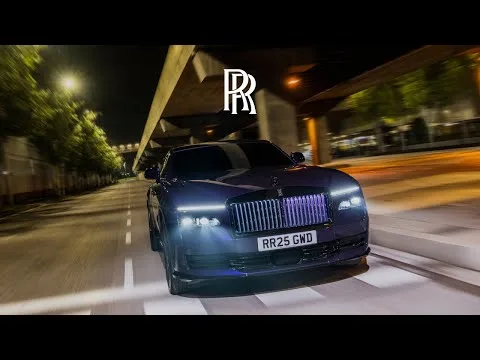 Rolls-Royce Spectre Black Badge: temna plat luksuza