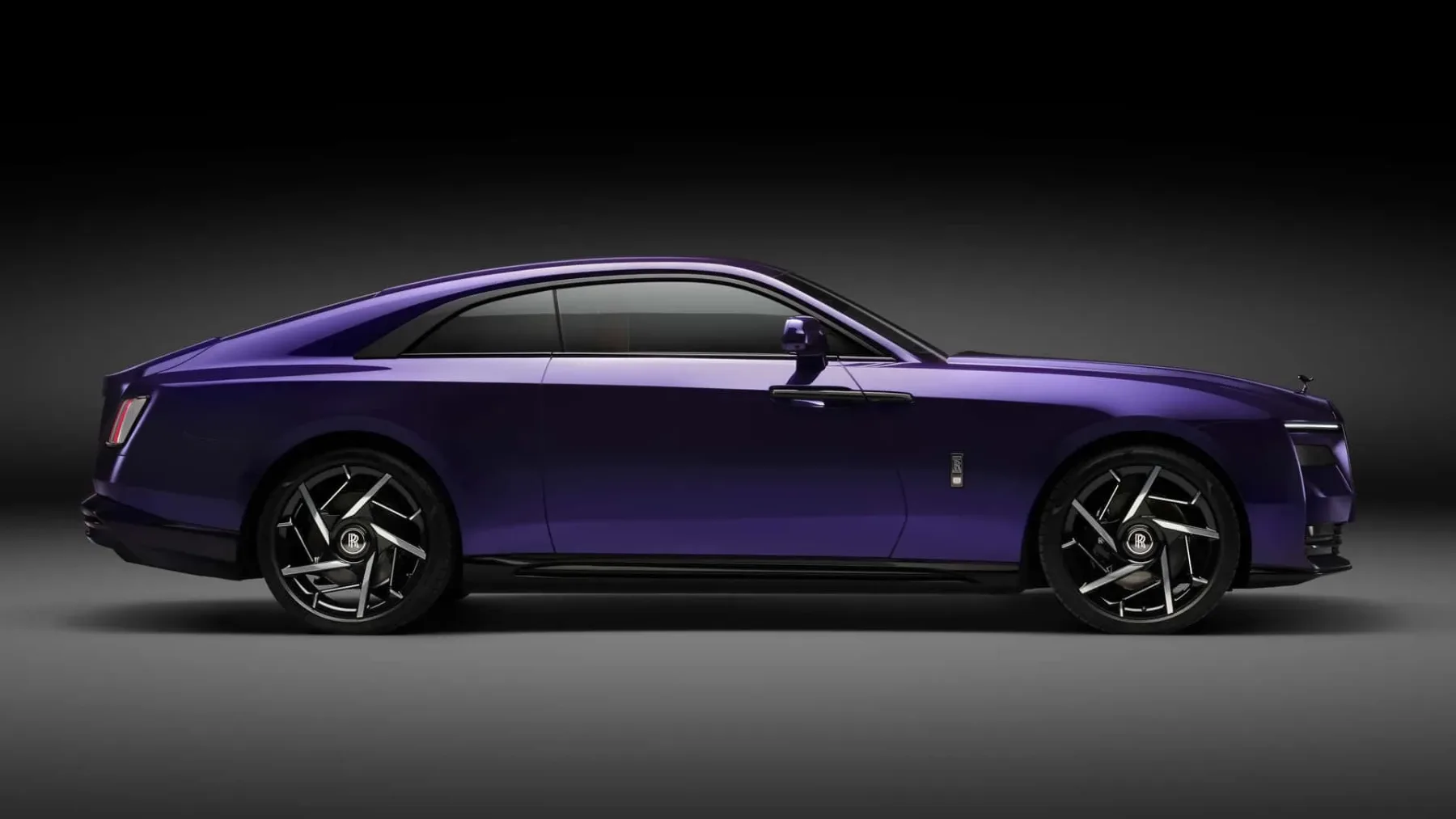 Rolls-Royce Spectre Black Badge: temna plat luksuza