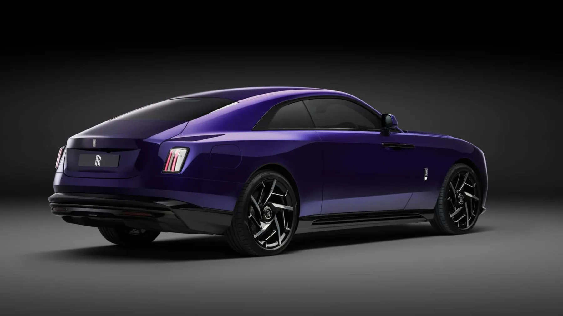 Rolls-Royce Spectre Black Badge: temna plat luksuza