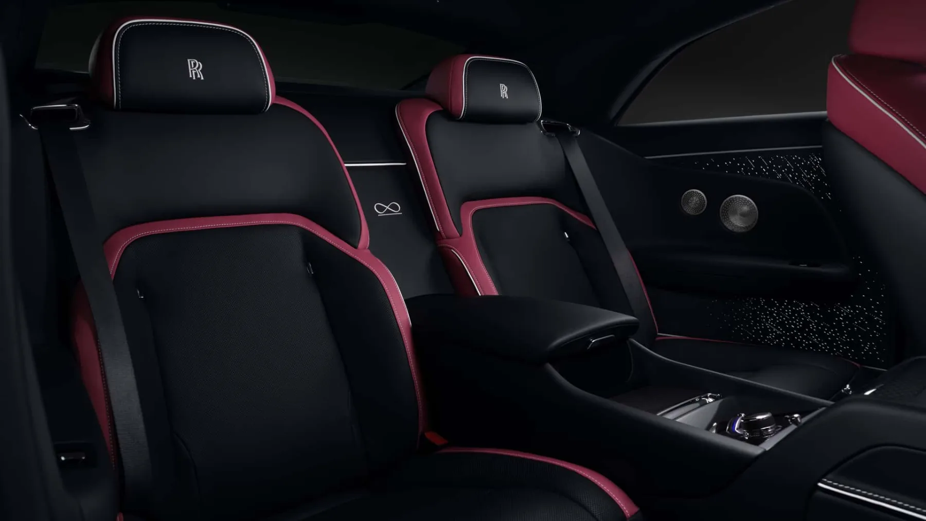 Rolls-Royce Spectre Black Badge: temna plat luksuza