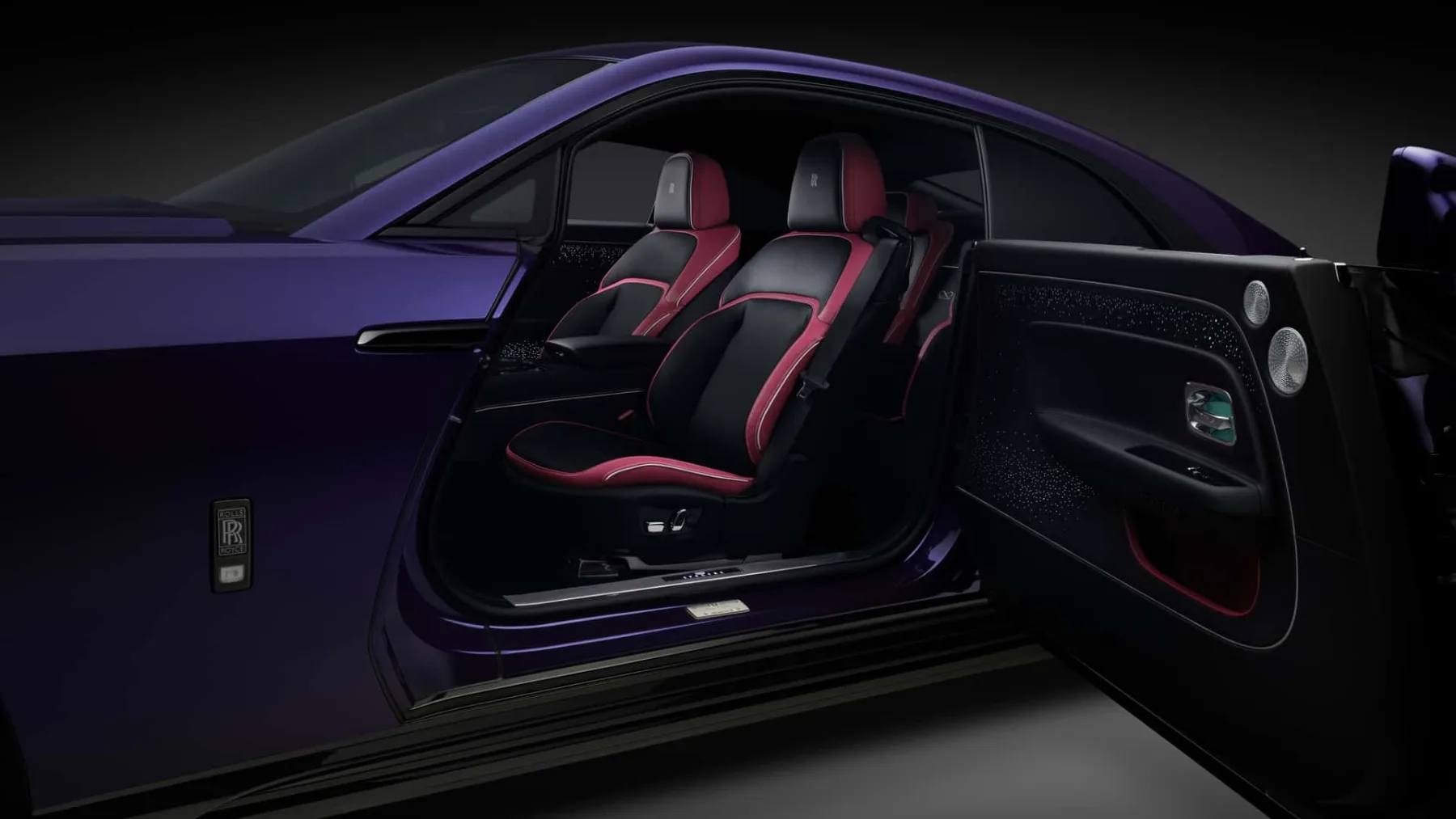 Rolls-Royce Spectre Black Badge: temna plat luksuza