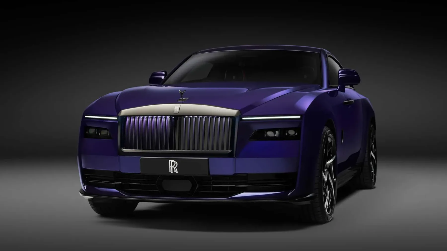 Rolls-Royce Spectre Black Badge: temna plat luksuza