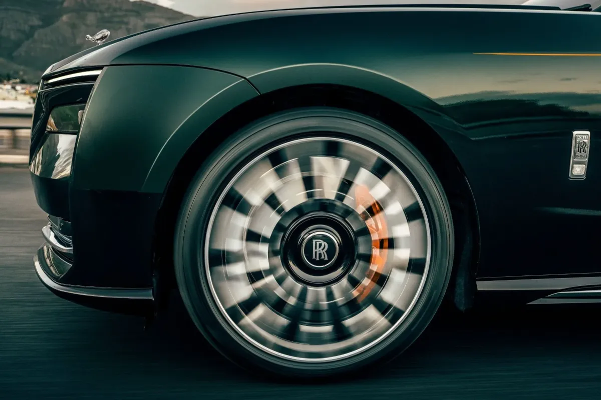 Novo 23-palčno kovano platišče Rolls-Royce Spectre Series II med vožnjo