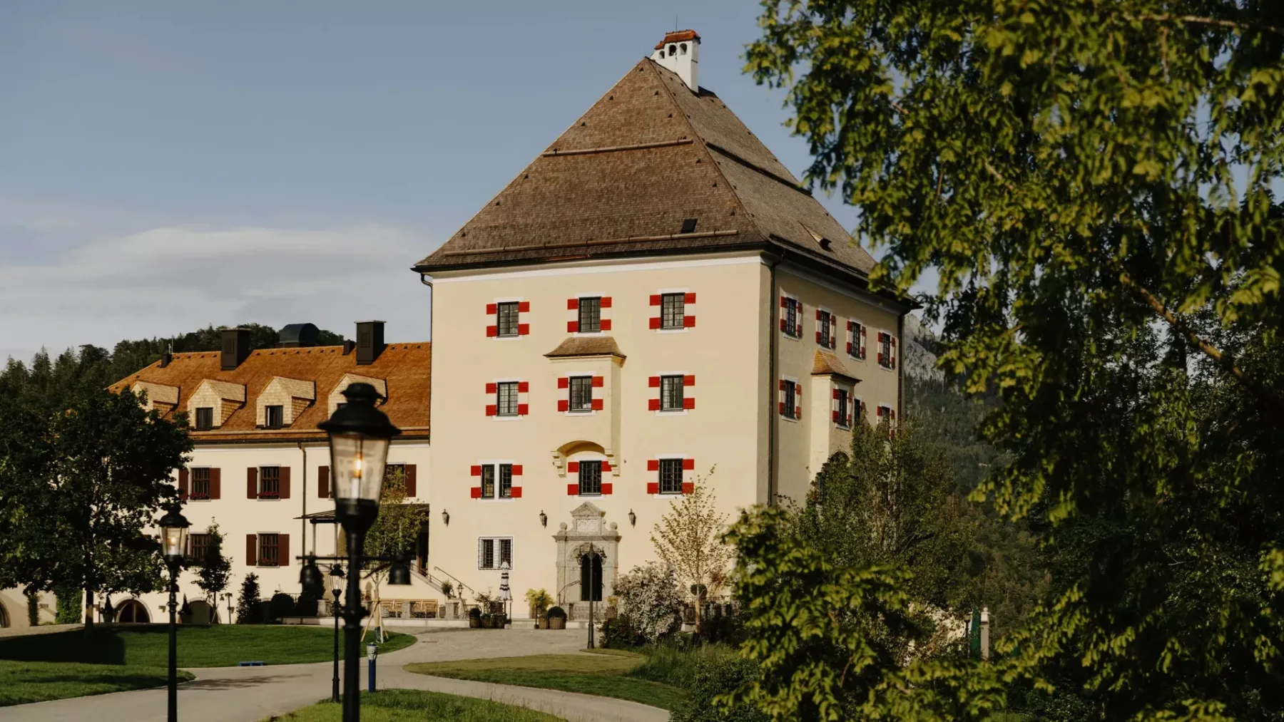 Rosewood Schloss Fuschl: Prebujanje v grajski idili ob jezeru Fuschl