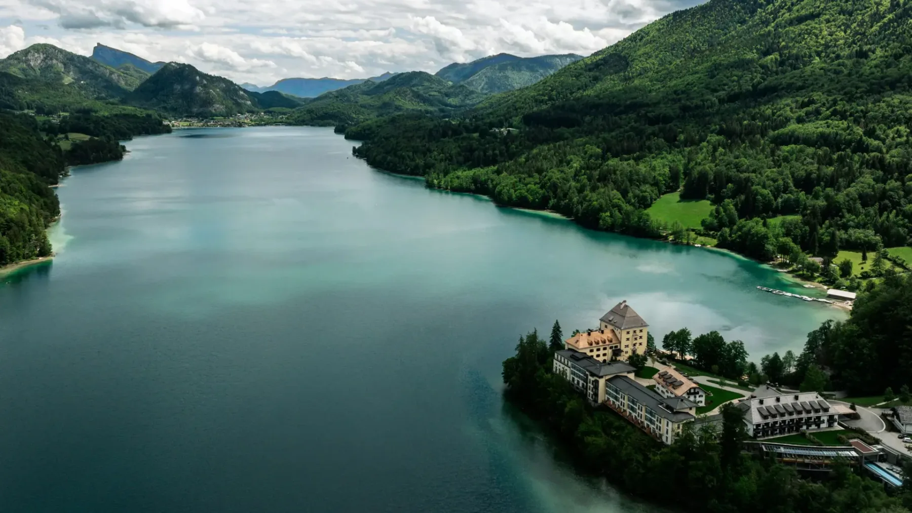 Rosewood Schloss Fuschl: Prebujanje v grajski idili ob jezeru Fuschl