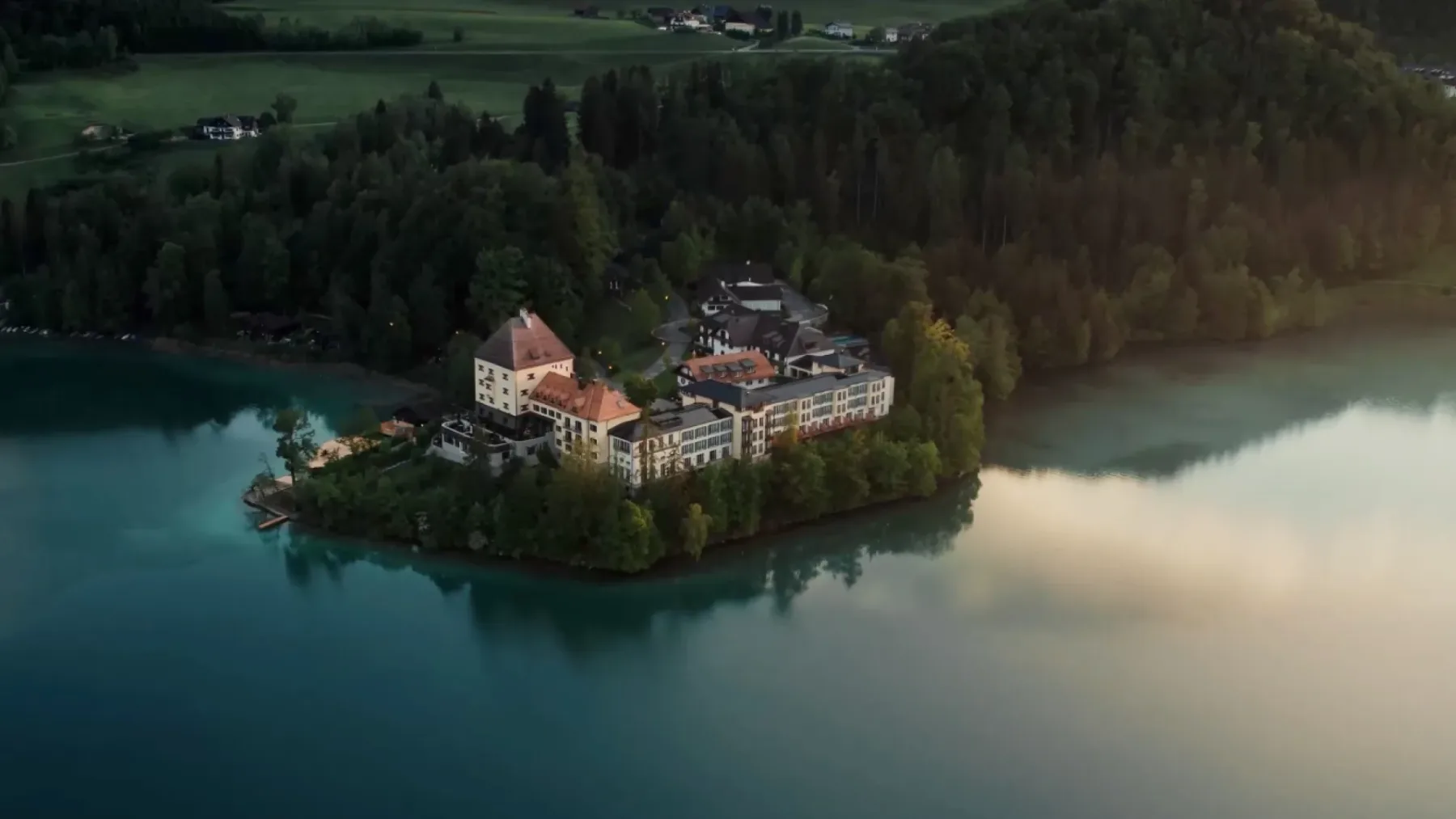 Rosewood Schloss Fuschl: Prebujanje v grajski idili ob jezeru Fuschl