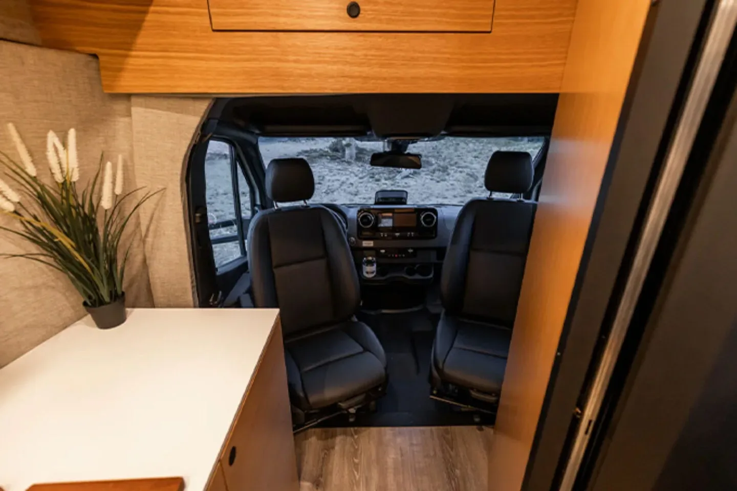 Rossmönster Loft: prvi ameriški kamper z enodelno kompozitno lupino na Sprinterju 4×4