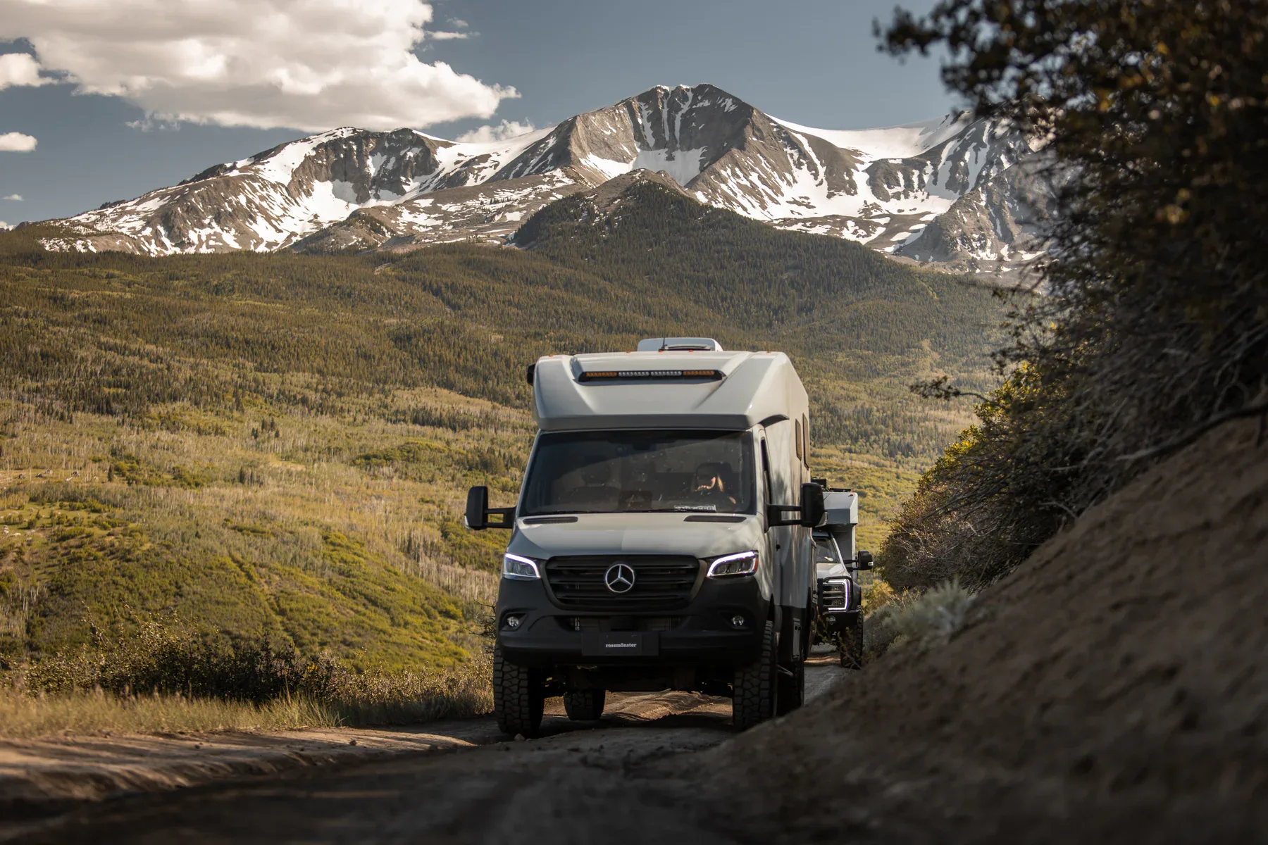 Rossmönster Loft: prvi ameriški kamper z enodelno kompozitno lupino na Sprinterju 4×4