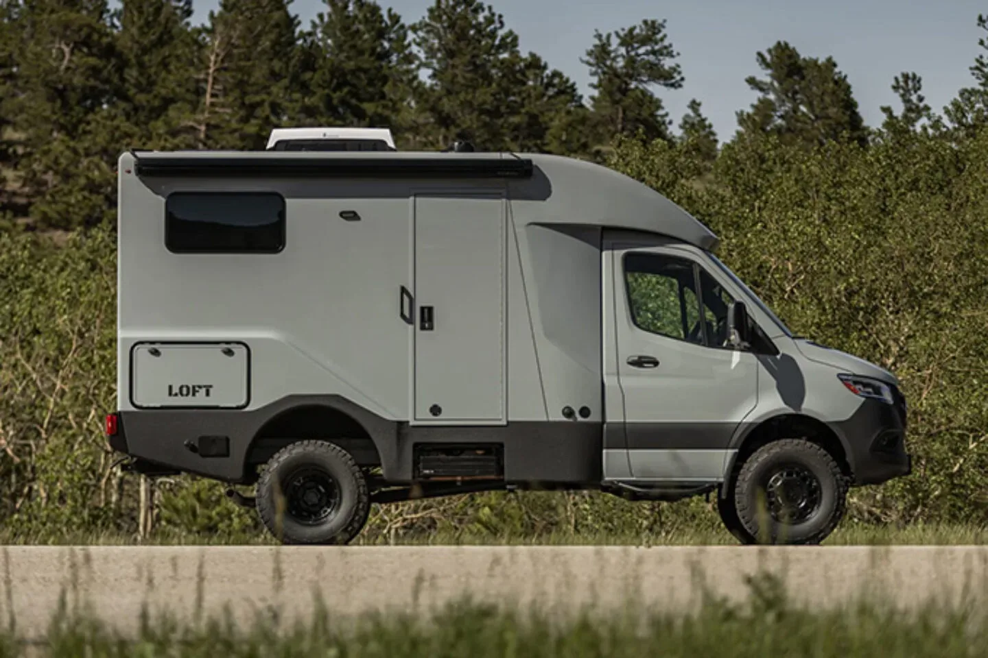 Rossmönster Loft: prvi ameriški kamper z enodelno kompozitno lupino na Sprinterju 4×4