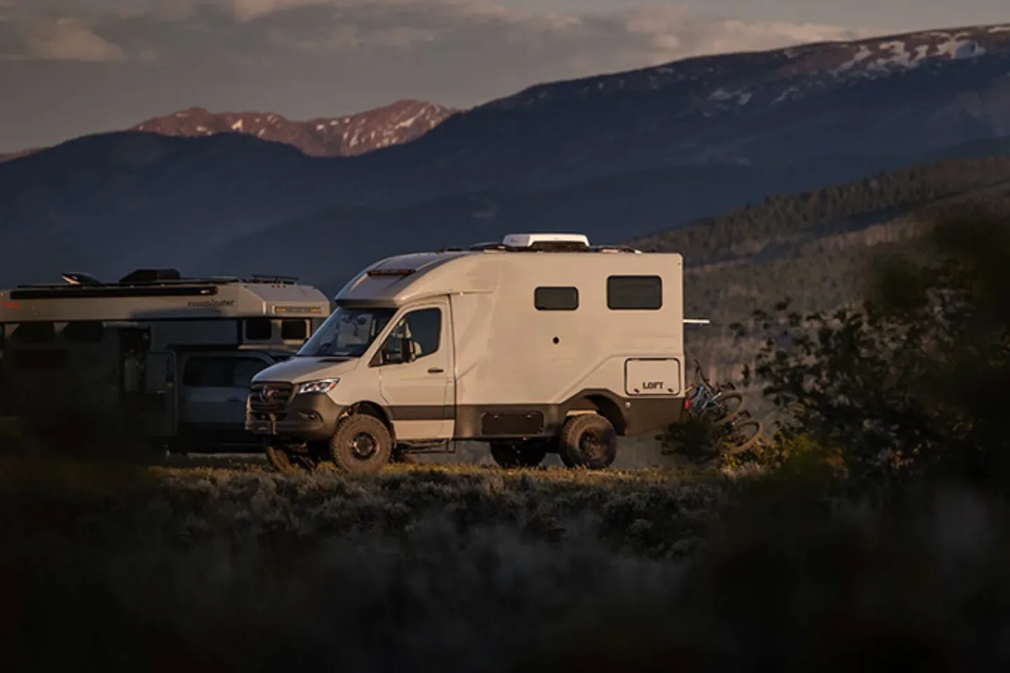 Rossmönster Loft: prvi ameriški kamper z enodelno kompozitno lupino na Sprinterju 4×4