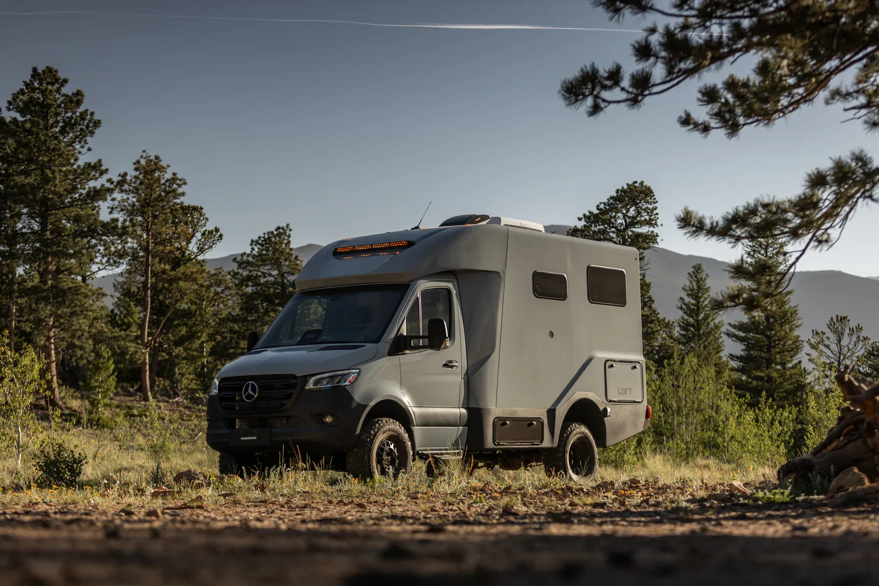 Rossmönster Loft: prvi ameriški kamper z enodelno kompozitno lupino na Sprinterju 4×4