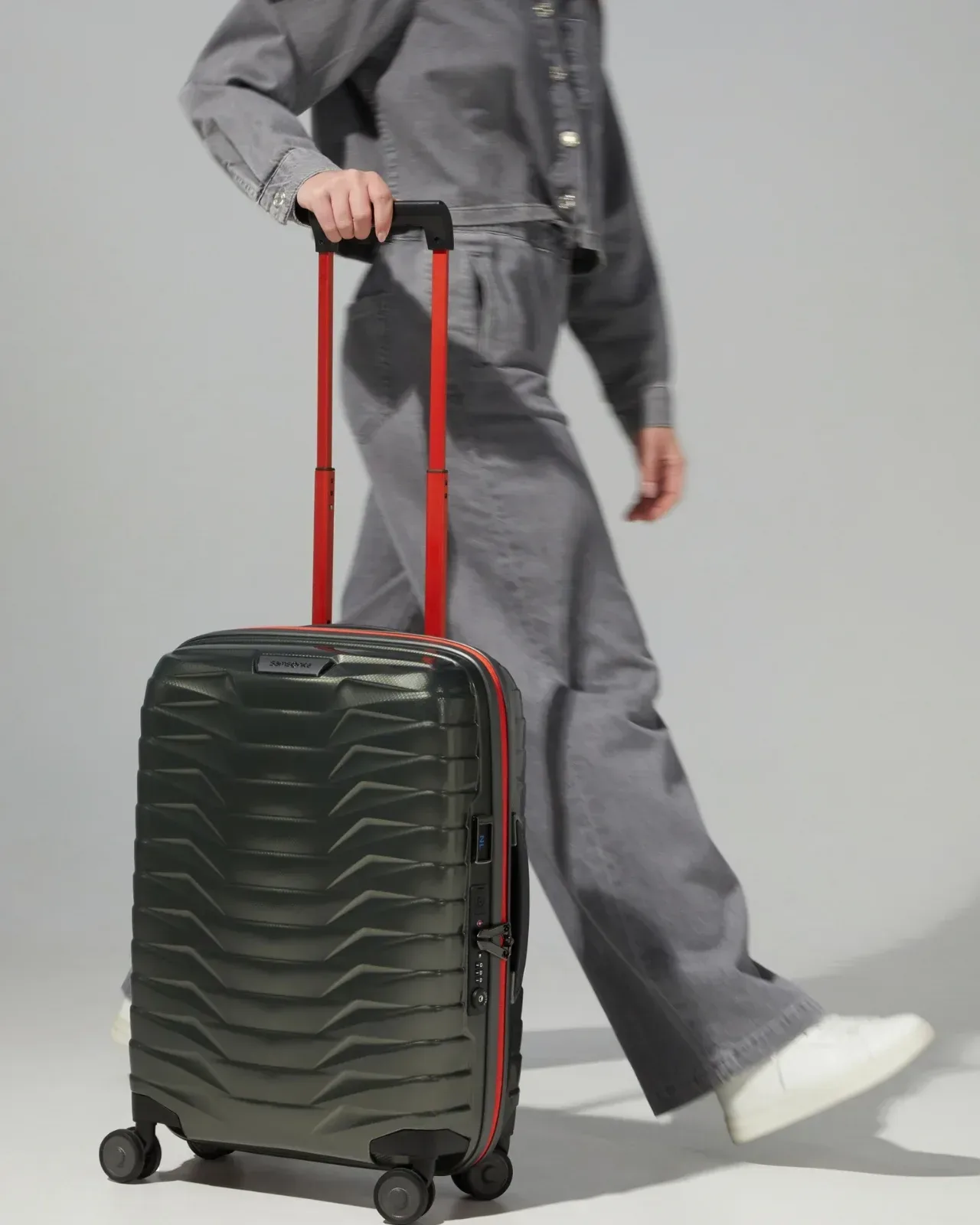 Samsonite predstavlja futuristične kovčke Samsonite ESSENS in PROXIS z digitalnimi potnimi listi: krožno potovanje se začne tu
