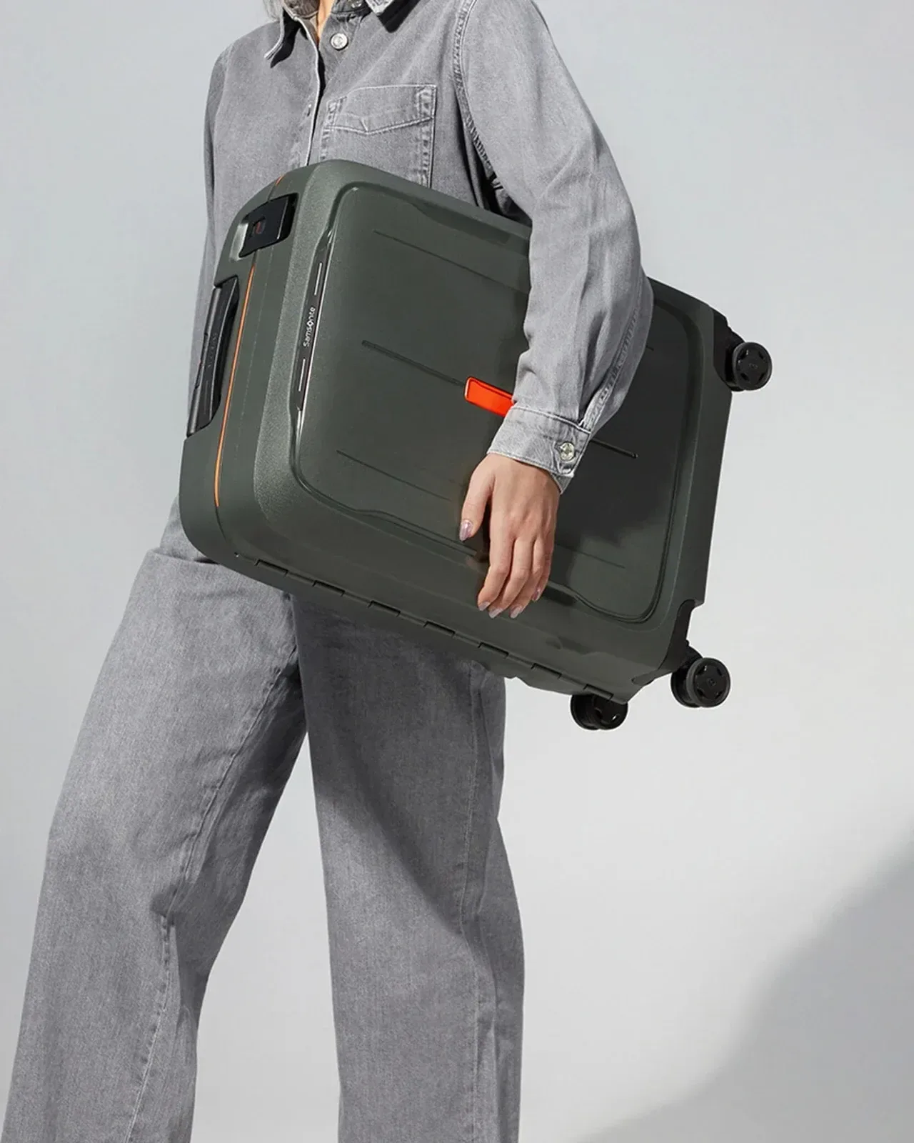Samsonite predstavlja futuristične kovčke Samsonite ESSENS in PROXIS z digitalnimi potnimi listi: krožno potovanje se začne tu