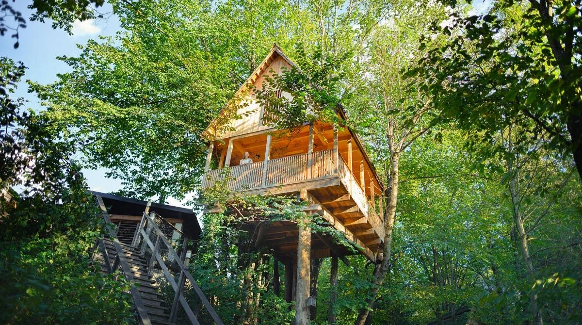 Sanjaj pod zvezdami: 6 TOP evropskih glampingov, ki jih pozna le peščica izbrancev