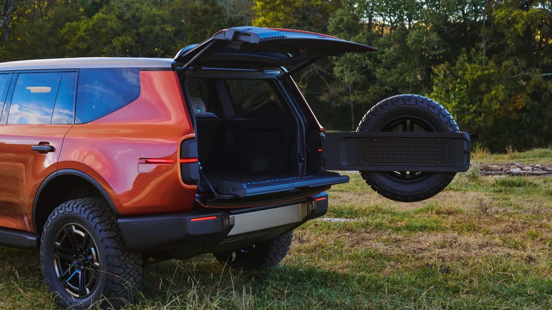 Scout 2025 se vrača: električni terenski vozili – Scout Traveler SUV in Scout Terra Pickup, bosta osvojili divjino z nostalgijo