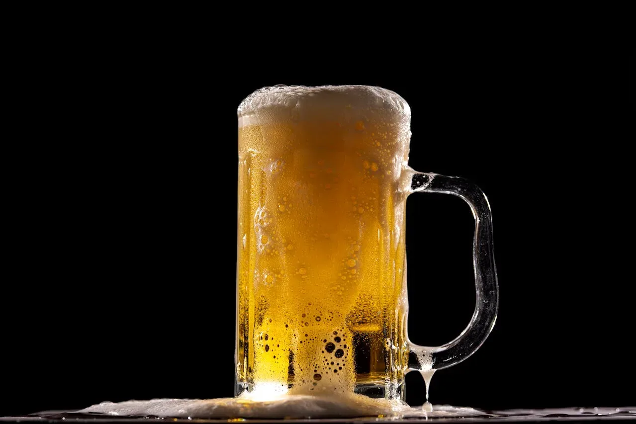 Se zbujate, kot bi vas povozil tovornjak? Teh 5 alkoholnih pijač najbolj uničuje vaše možgane