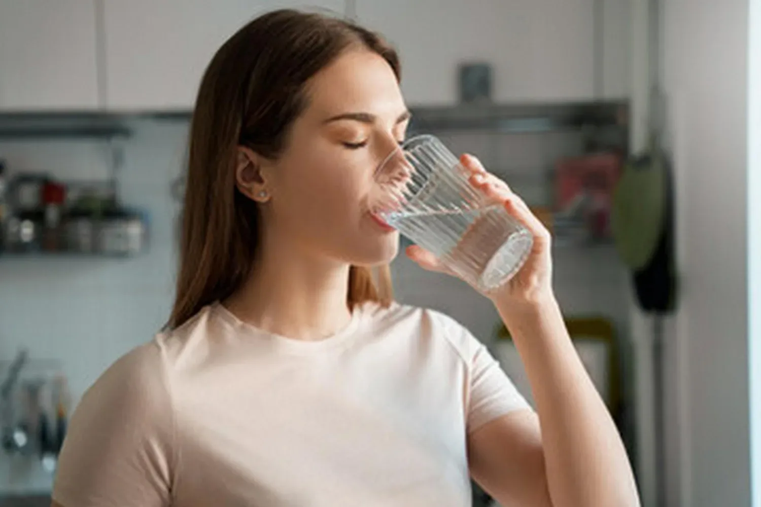 Se zjutraj pogosto zbujaš z zabuhlim obrazom? Nutricisti opozarjajo: kriva je TA hrana!