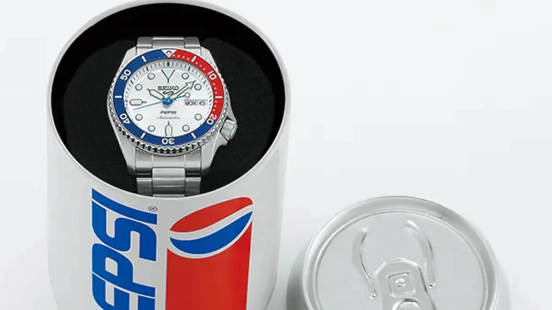 Seiko 5 Sports Pepsi Limited Edition 2025: Seiko je »Pepsi« naredil uraden – končno lahko srkaš uro, gledaš pločevinko ter se smejiš Rolex