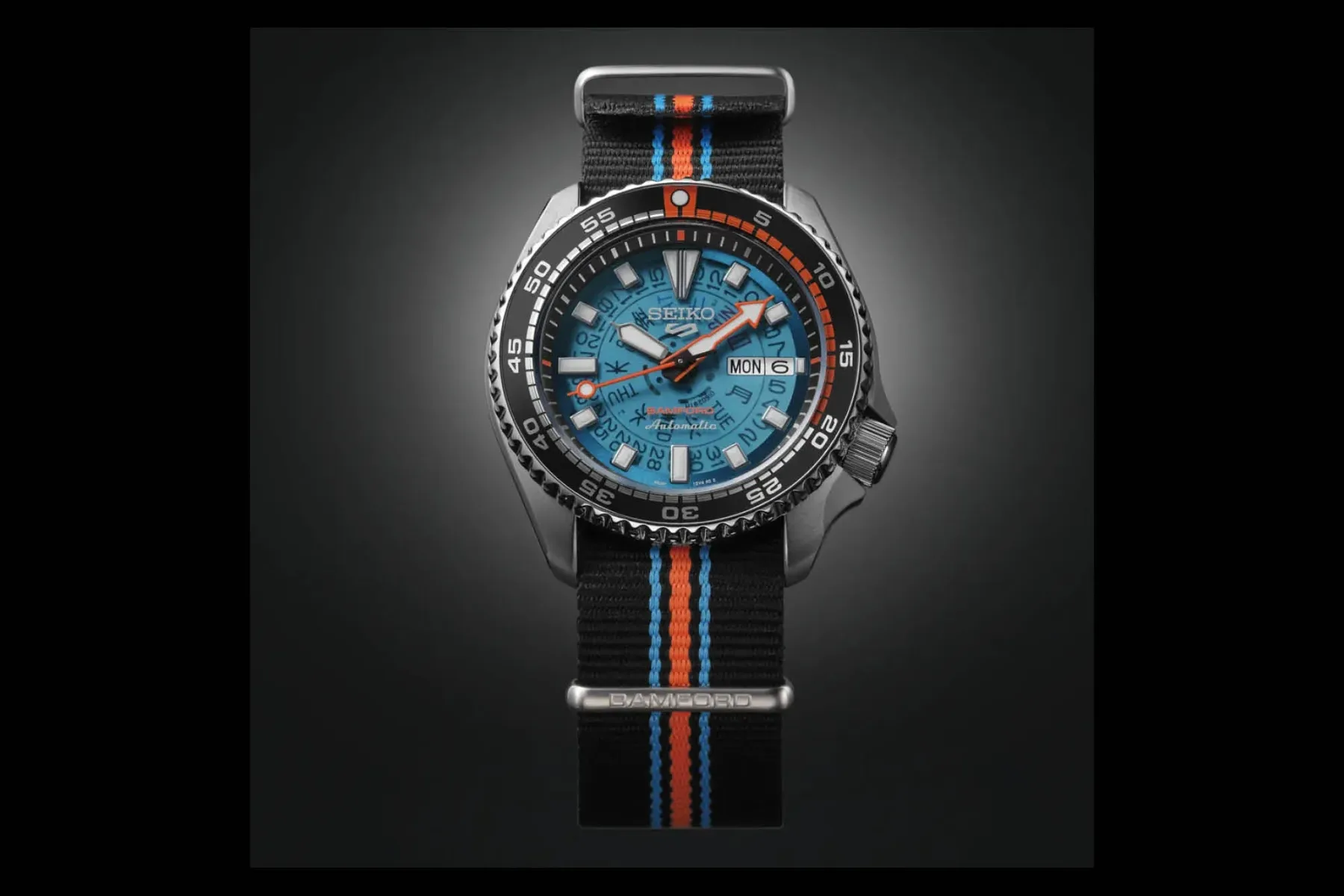 Seiko 5 Sports SBSA315: Bamfordov Retro-Futuristični Seiko 5 Sports žari kot neon pod UV svetlobo