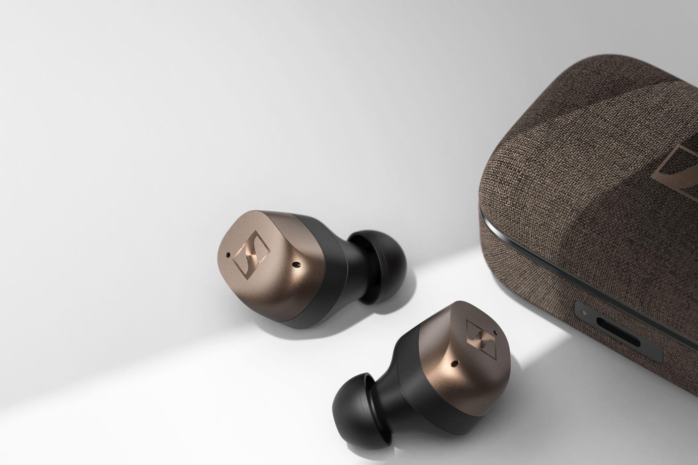 Sennheiser serija slušalk Momentum 4 prinaša zanimive nove modele za leto 2024