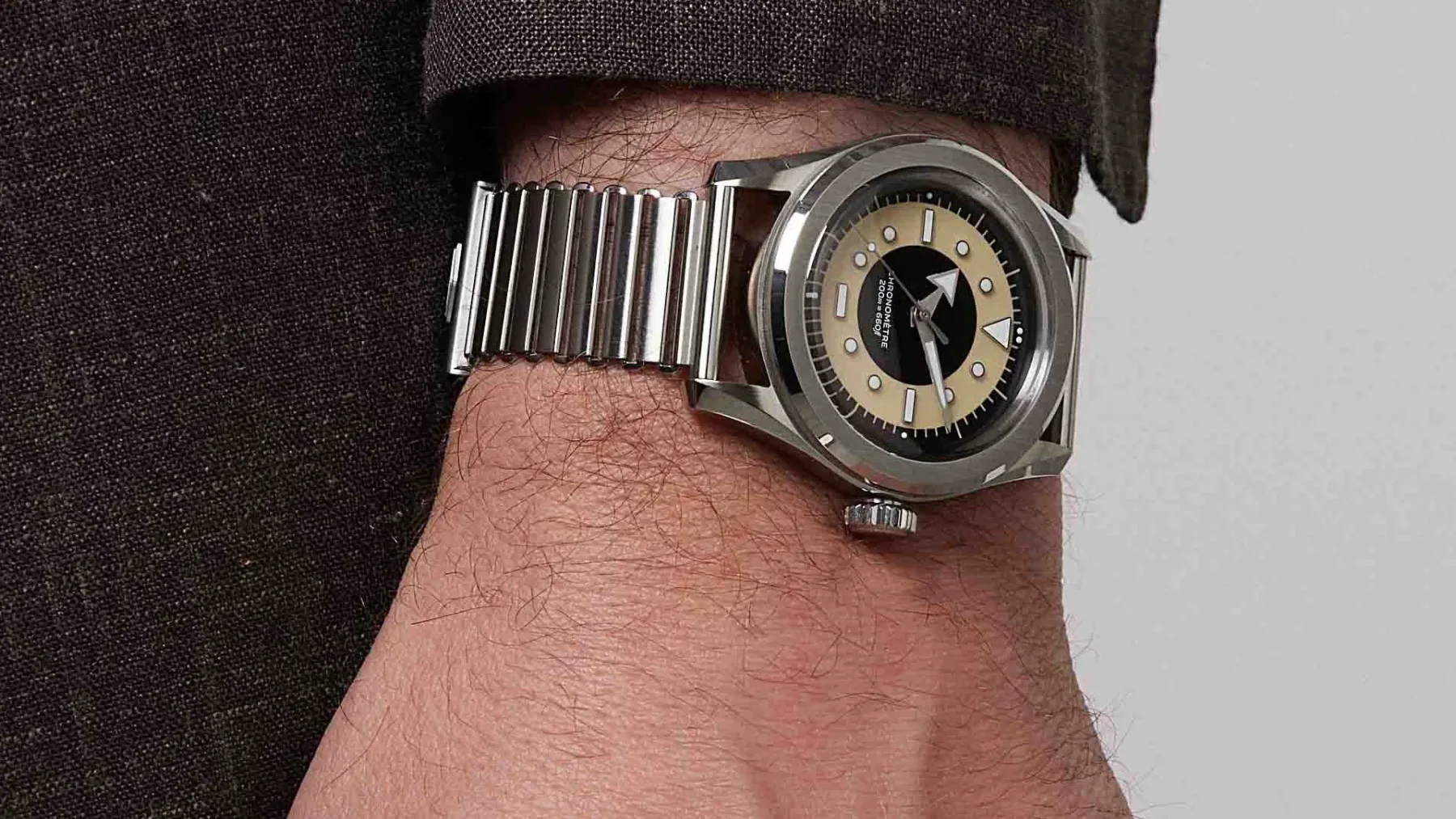Serica 6190 TXD: Ko se James Bond odloči za blato namesto martinija