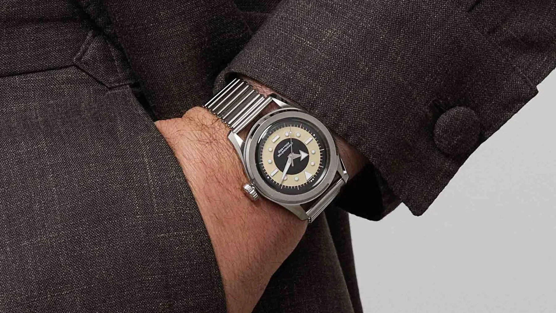 Serica 6190 TXD: Ko se James Bond odloči za blato namesto martinija