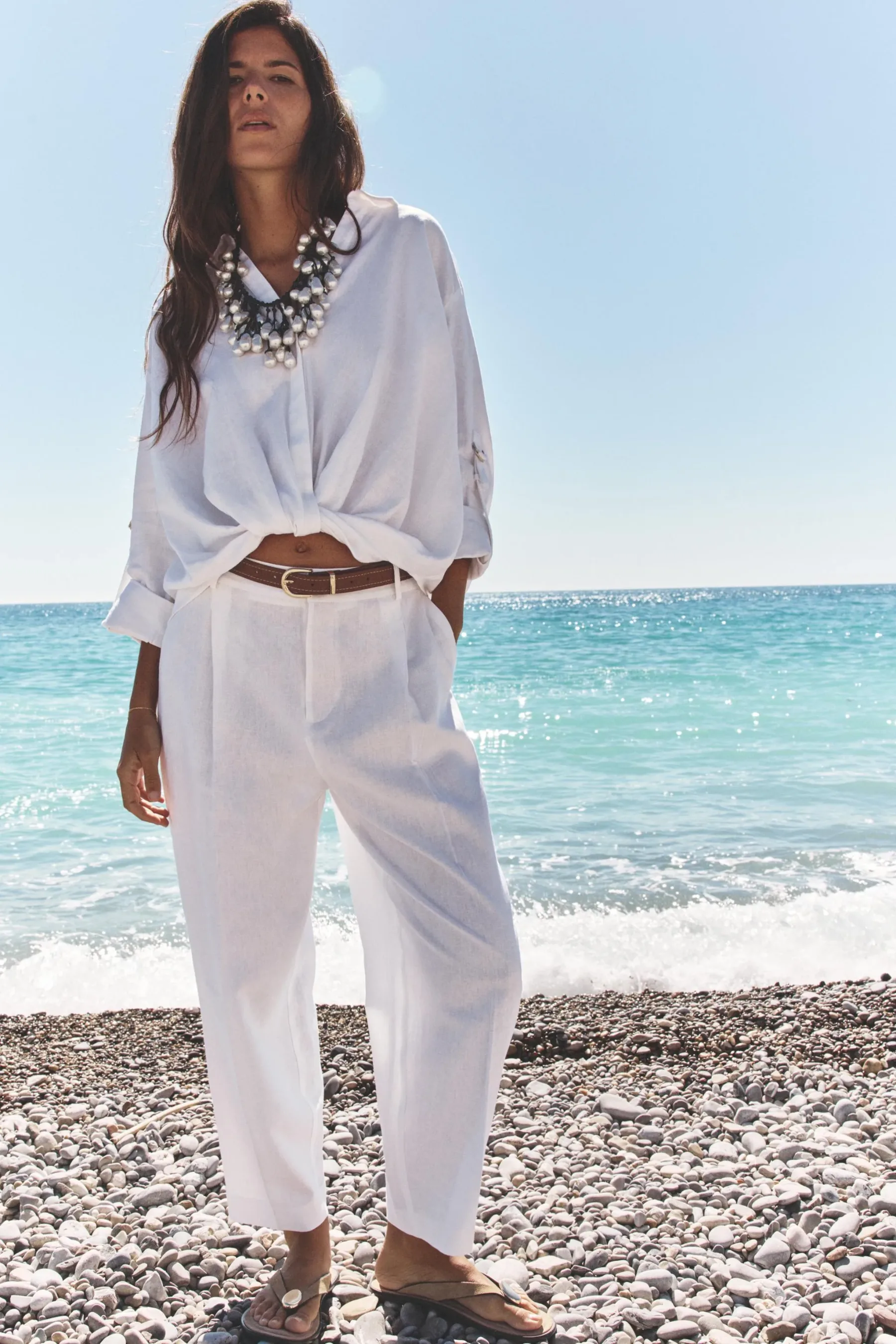 Sezona belih hlač je tu: ti modeli iz Zare in H&M pristajajo vsaki postavi!