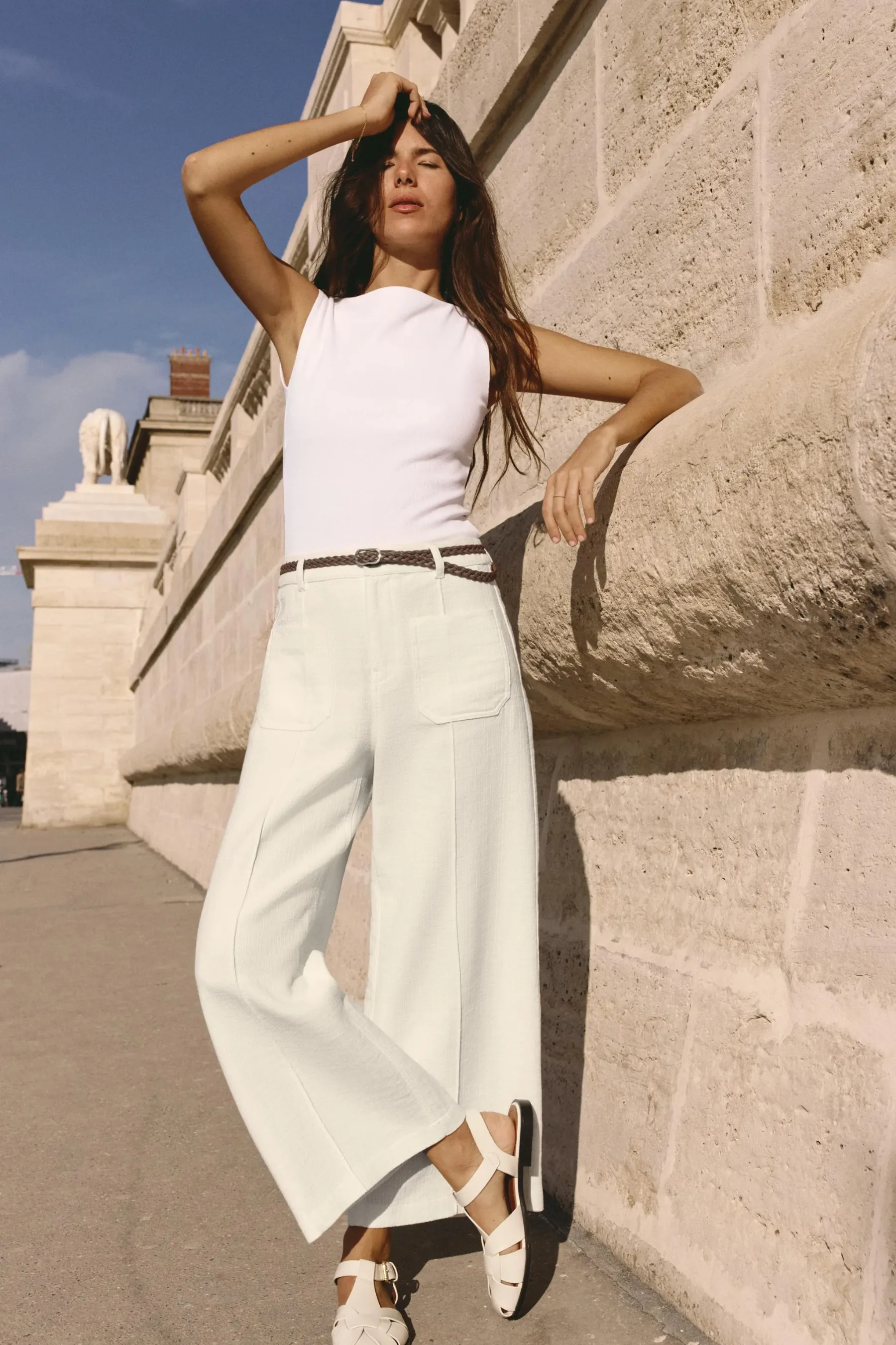 Sezona belih hlač je tu: ti modeli iz Zare in H&M pristajajo vsaki postavi!