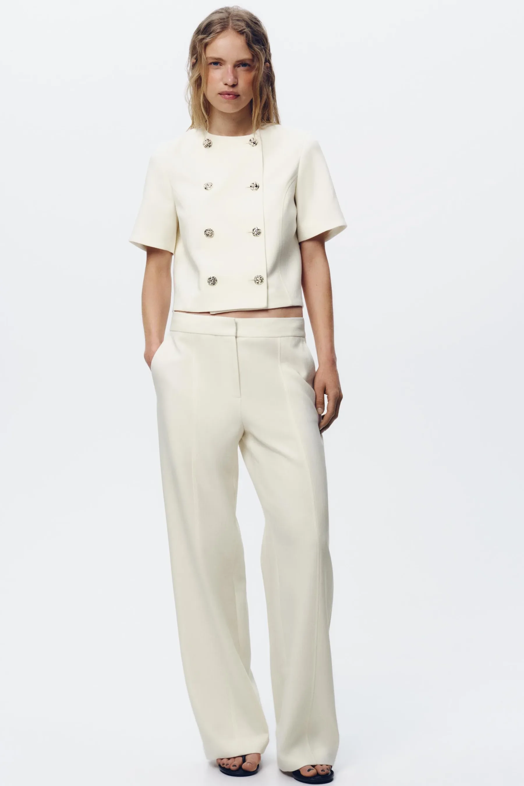 Sezona belih hlač je tu: ti modeli iz Zare in H&M pristajajo vsaki postavi!