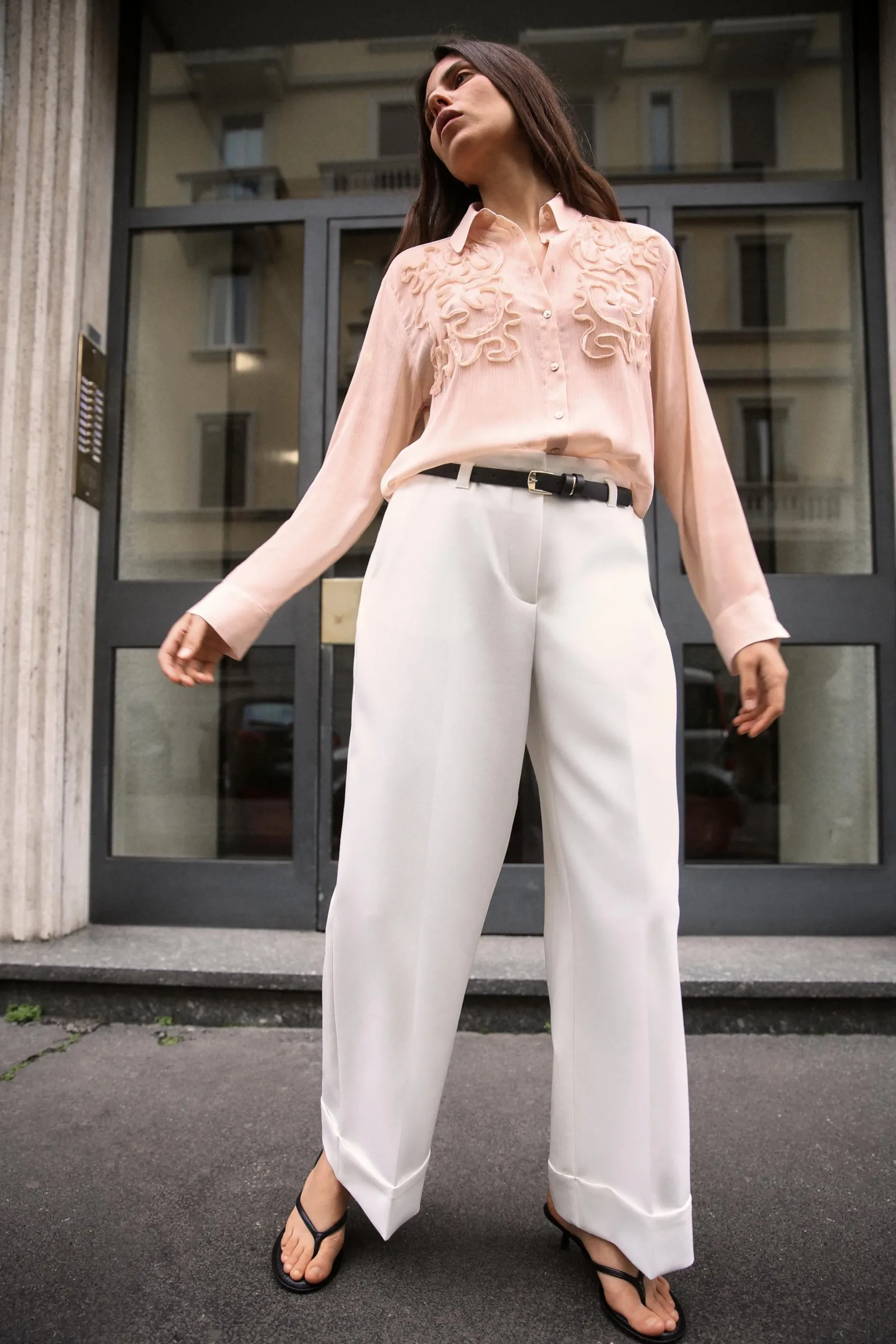 Sezona belih hlač je tu: ti modeli iz Zare in H&M pristajajo vsaki postavi!