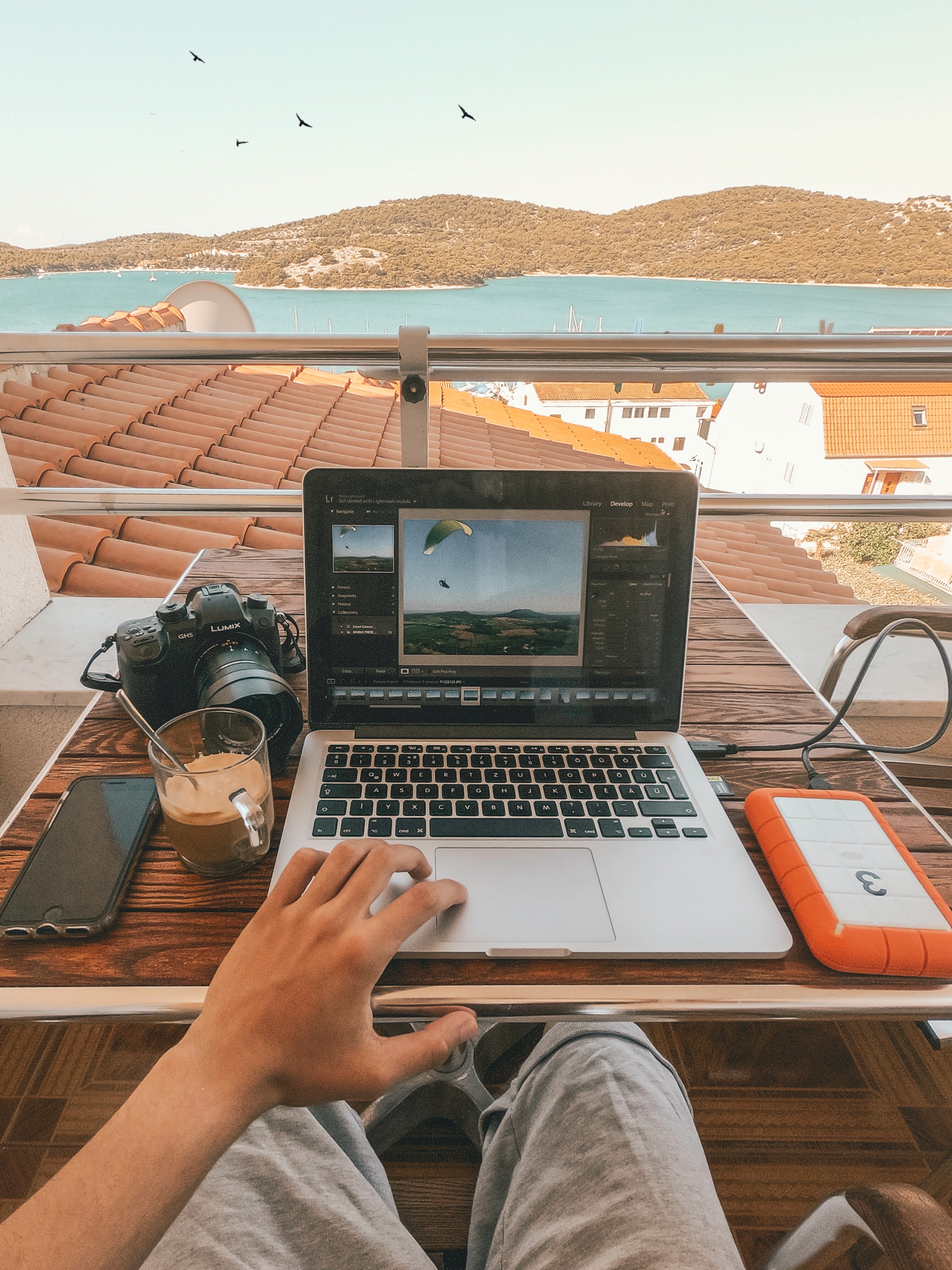 Si želiš postati digitalni nomad?! Tu je nekaj prednosti dela na daljavo, pa tudi slabosti